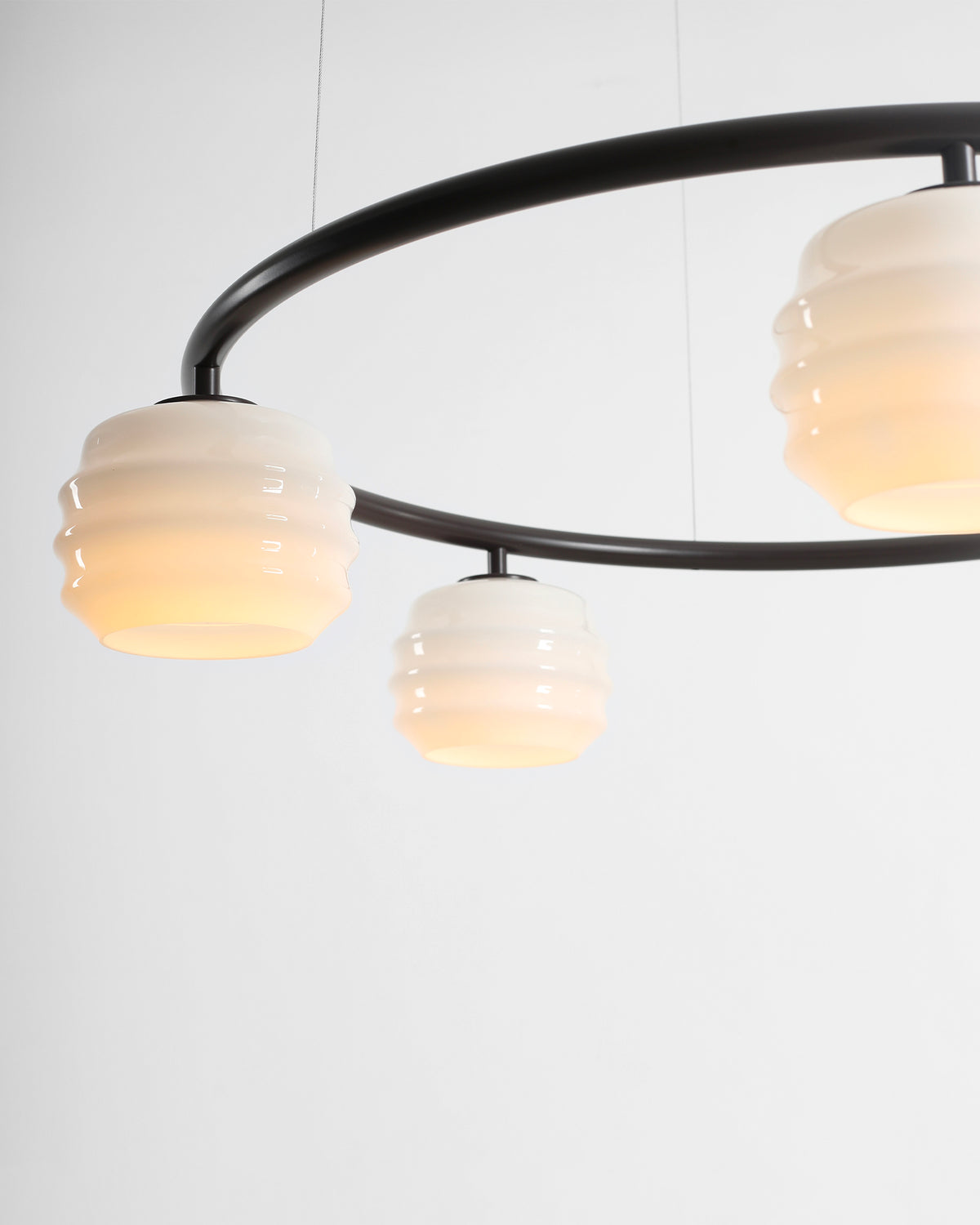 Lampadario circolare in metallo e vetro Puff