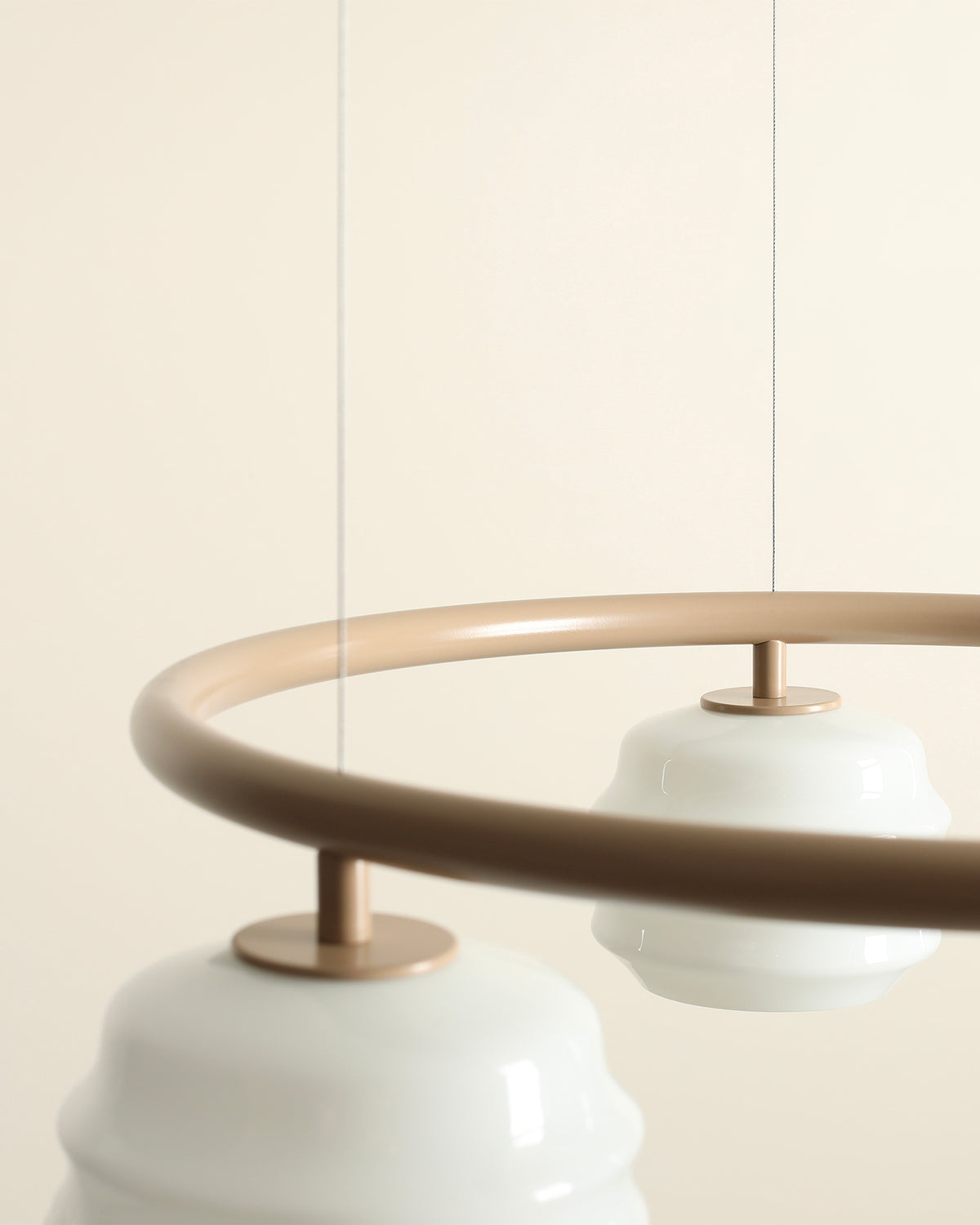 Lampadario circolare in metallo e vetro Puff