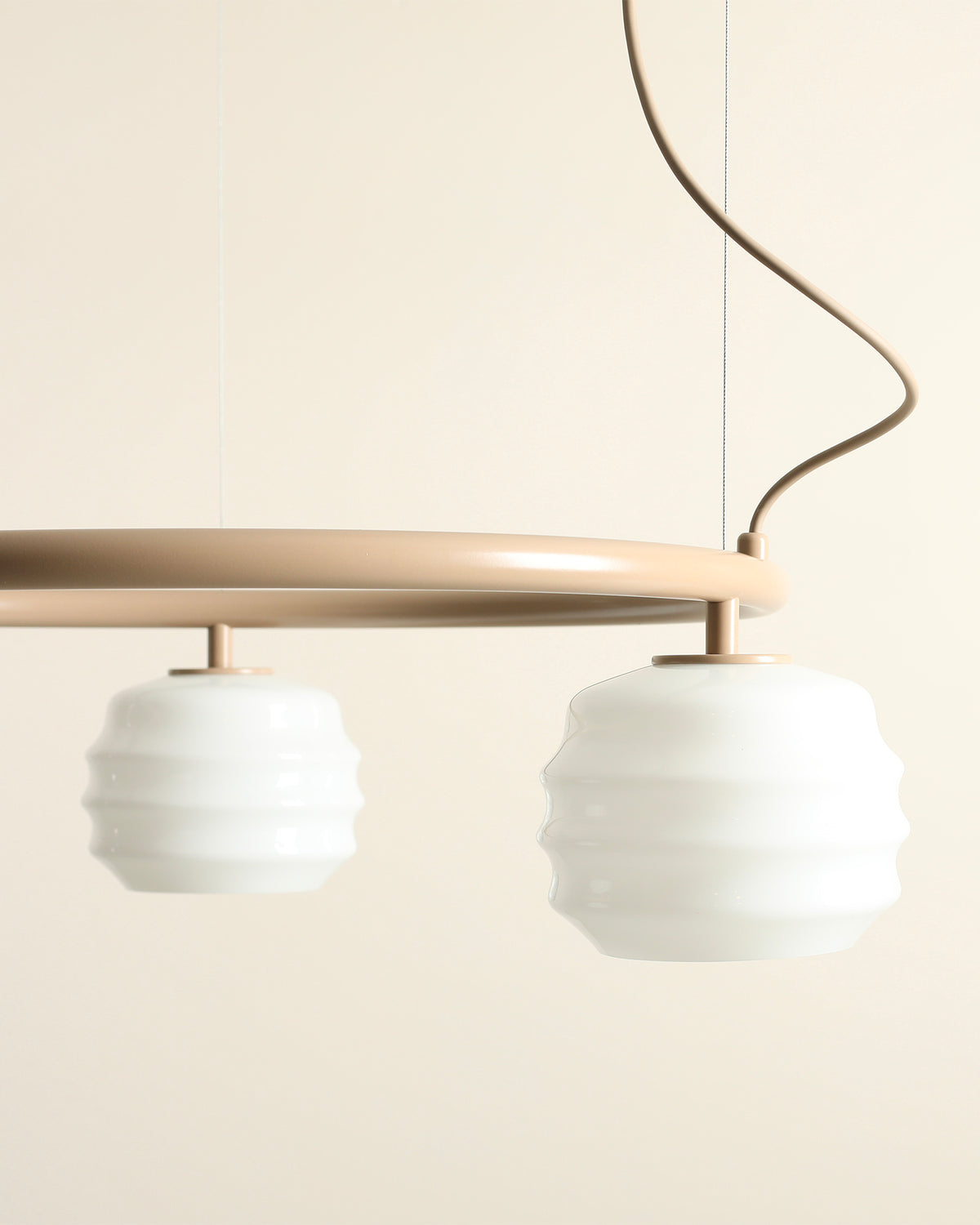 Lampadario circolare in metallo e vetro Puff