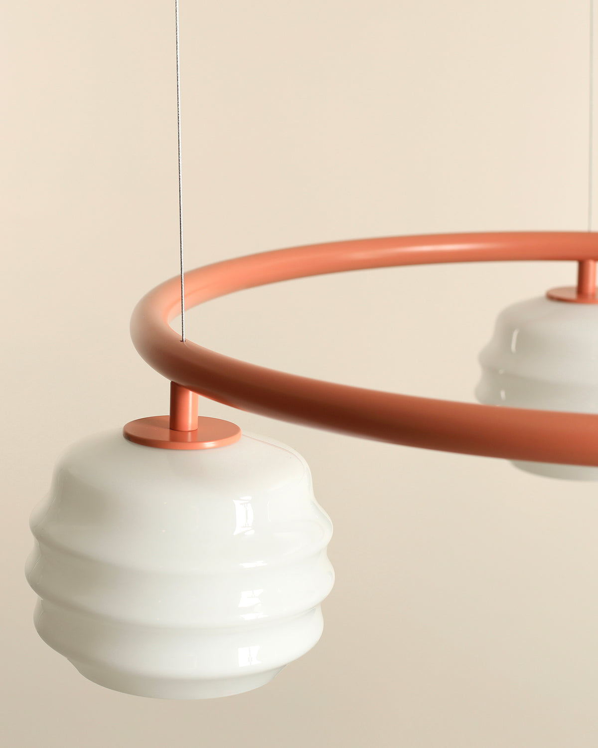 Lampadario circolare in metallo e vetro Puff
