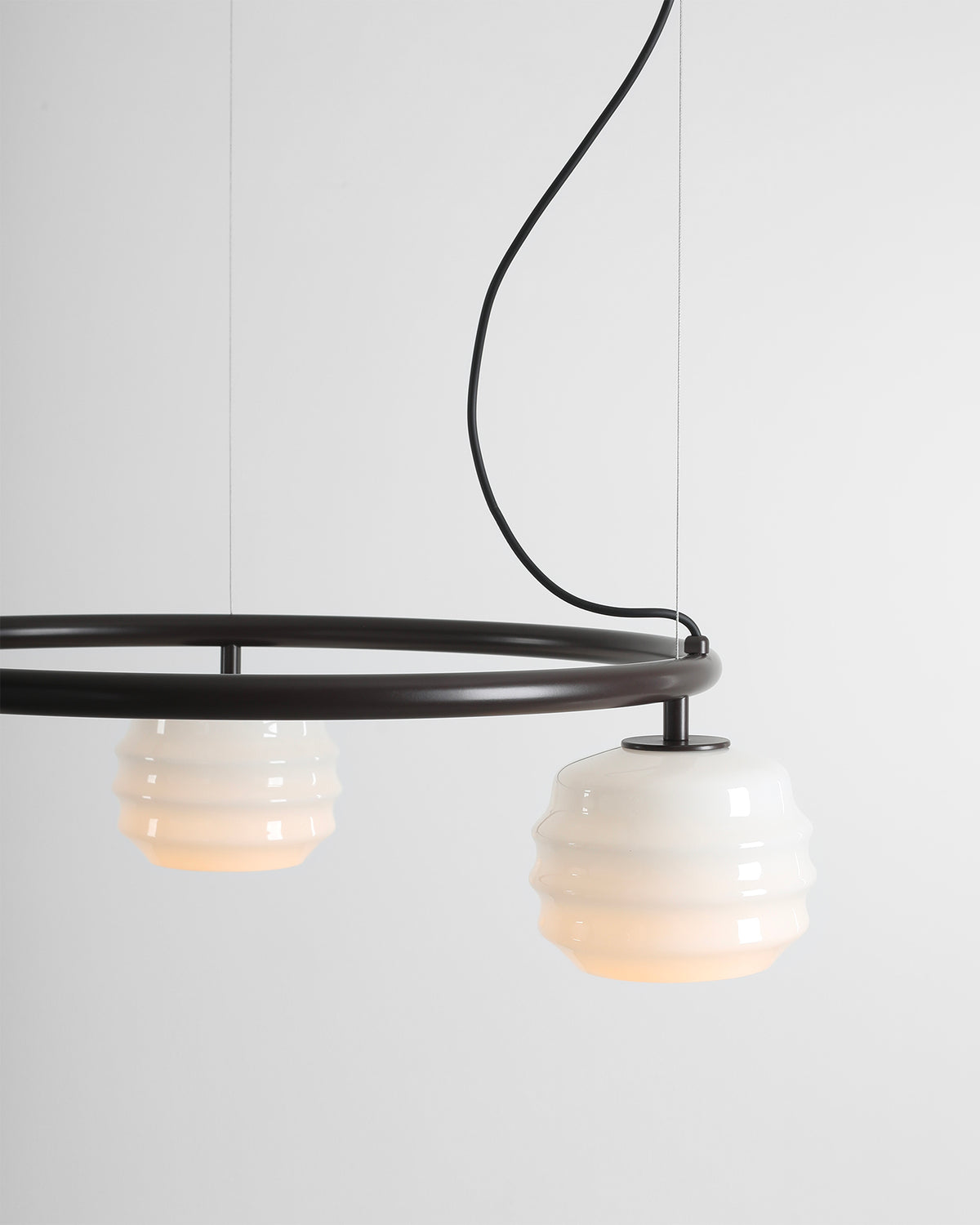 Lampadario circolare in metallo e vetro Puff
