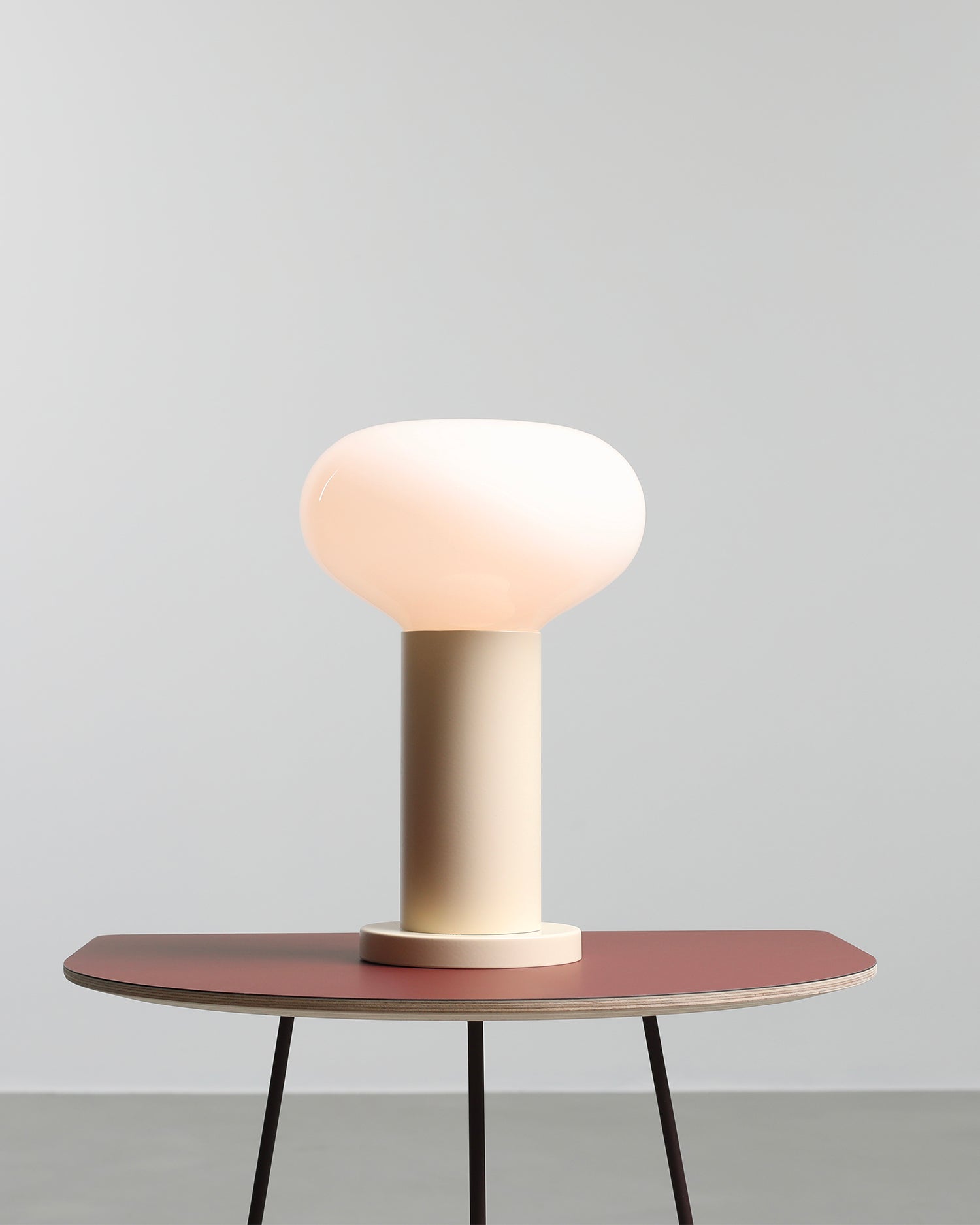 Lampada da tavolo Flo, crema