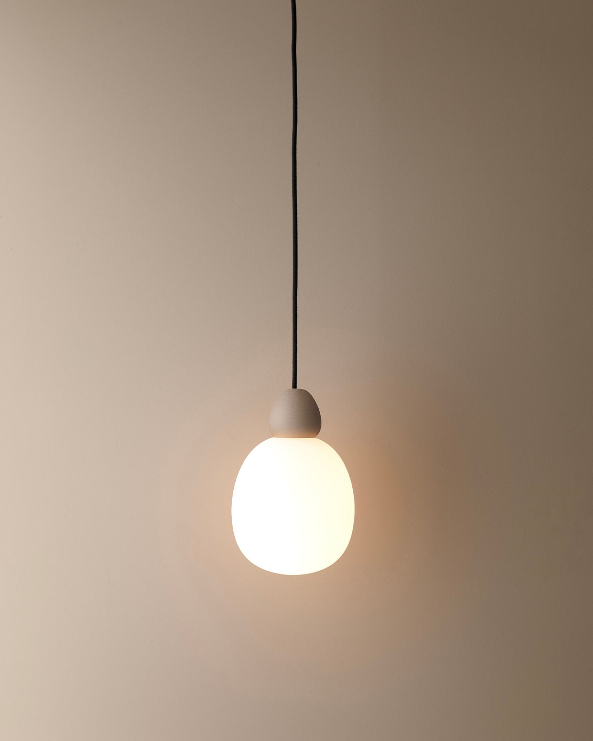 Lampada a sospensione in metallo e vetro opalino Buddy