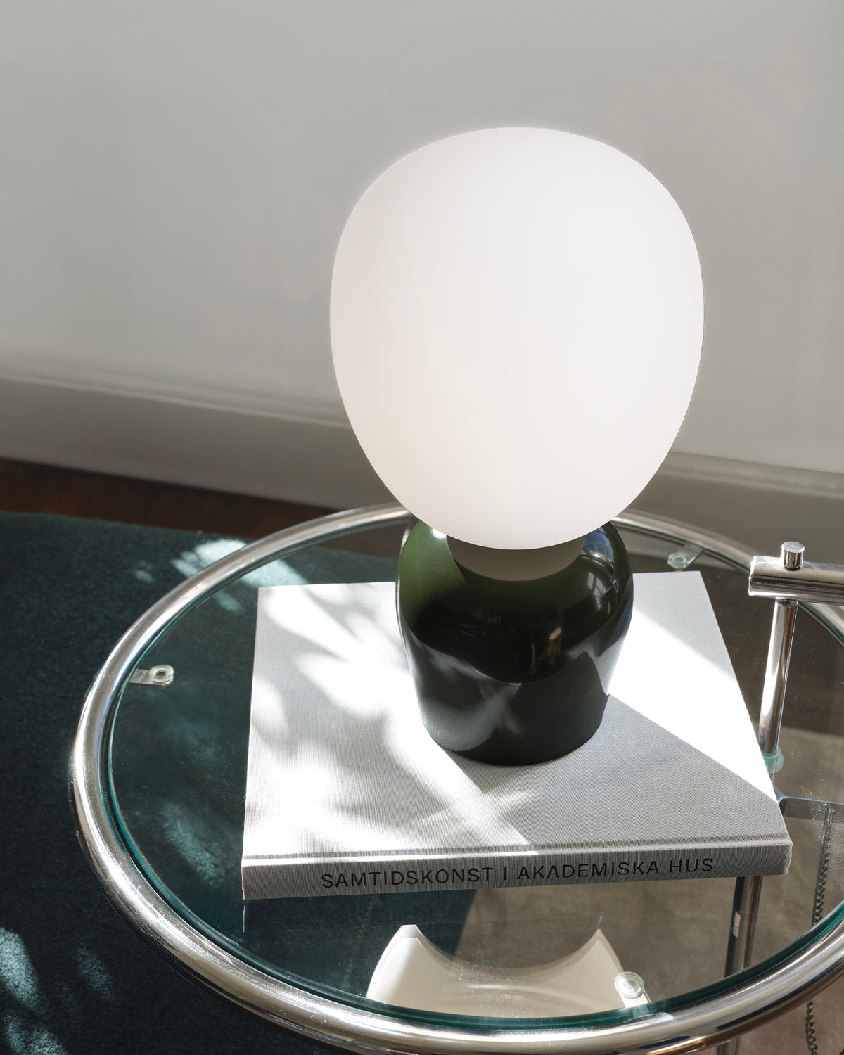 Lampada da tavolo in metallo e vetro opalino Buddy