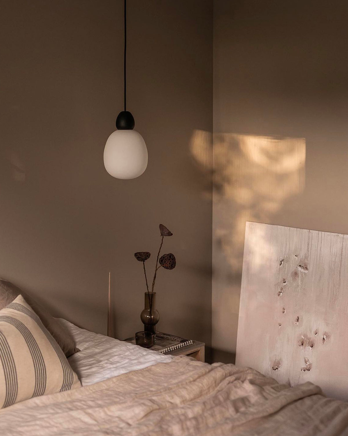 Lampada a sospensione in metallo e vetro opalino Buddy