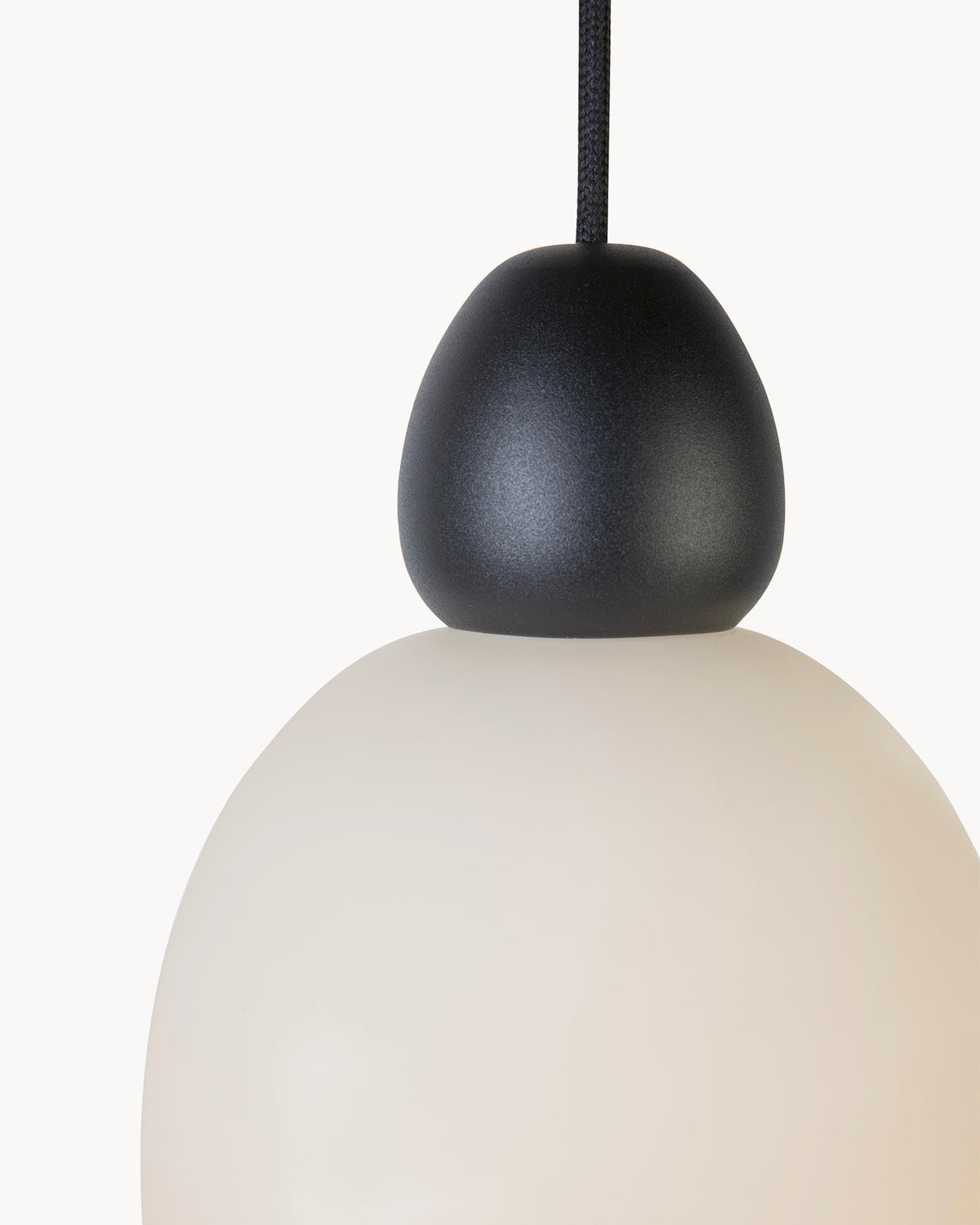 Lampada a sospensione in metallo e vetro opalino Buddy