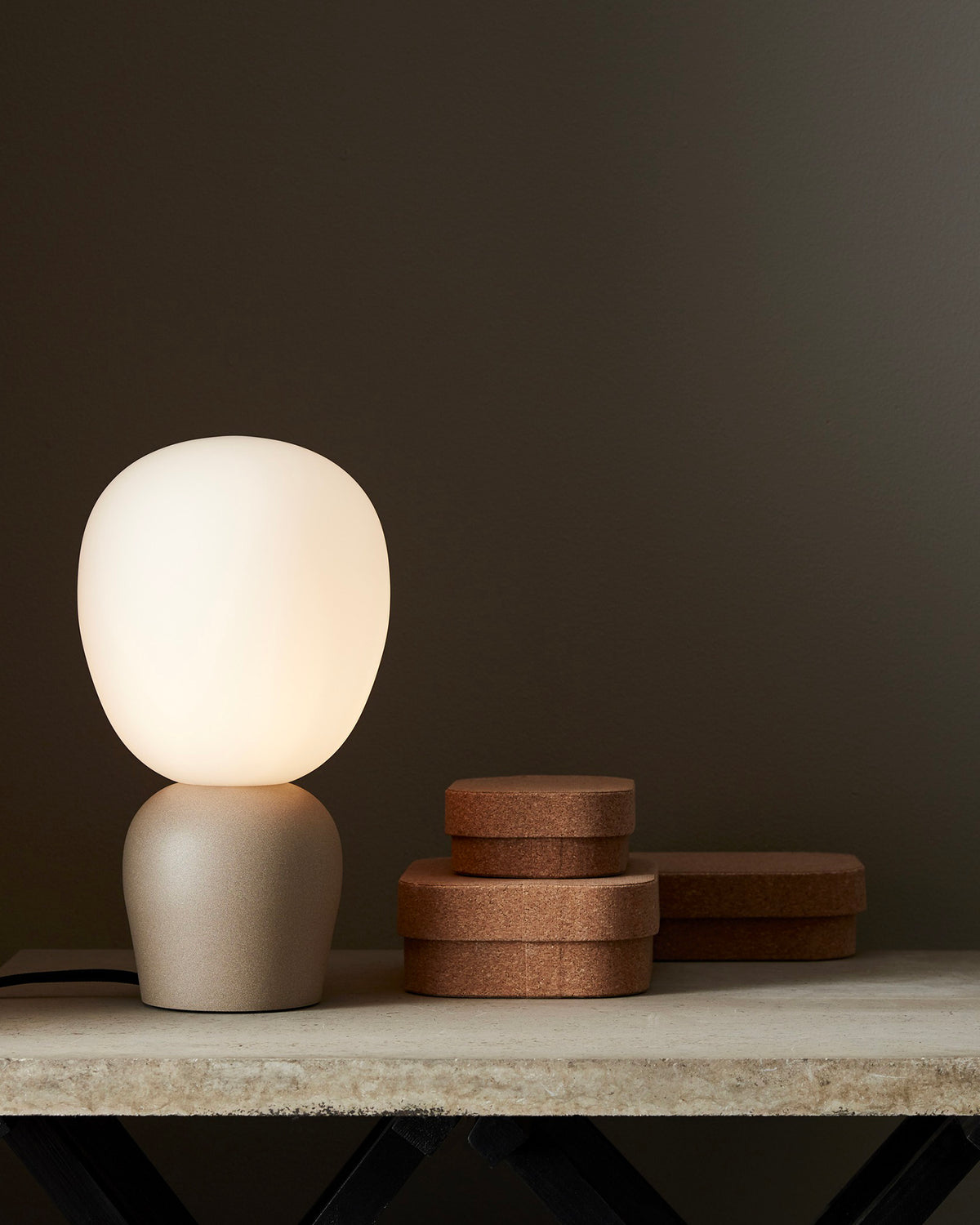 Lampada da tavolo in metallo e vetro opalino Buddy