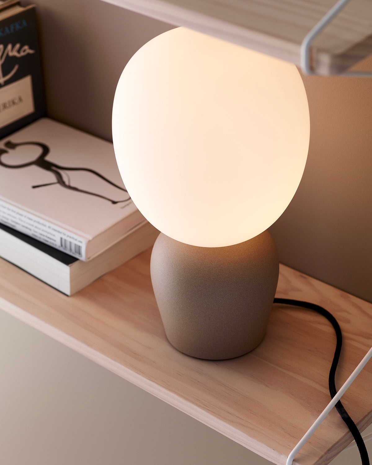 Lampada da tavolo in metallo e vetro opalino Buddy