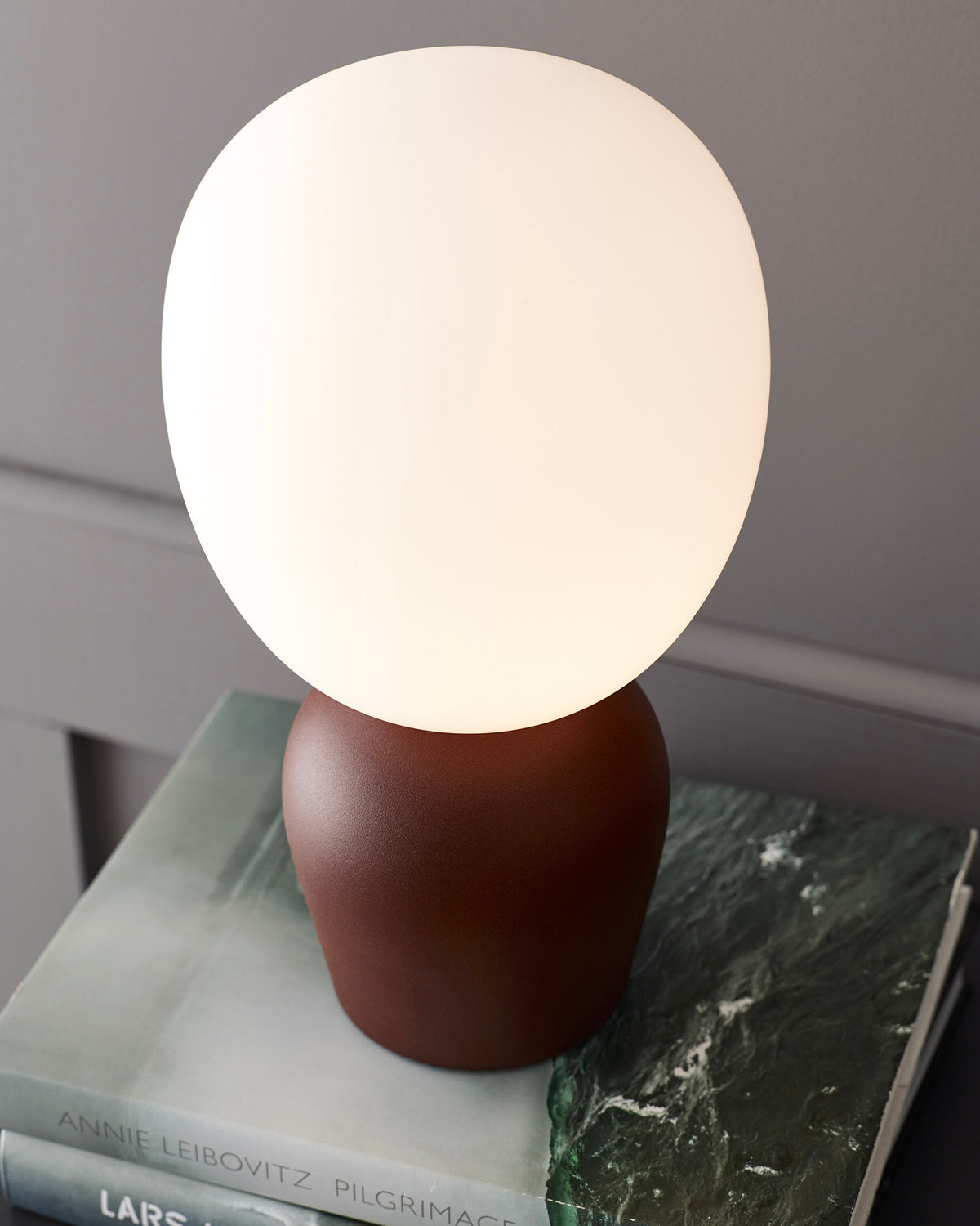 Lampada da tavolo in metallo e vetro opalino Buddy