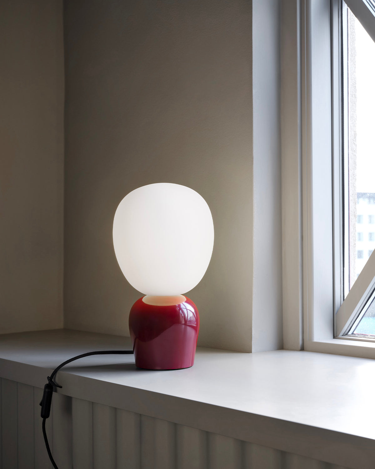 Lampada da tavolo in metallo e vetro opalino Buddy