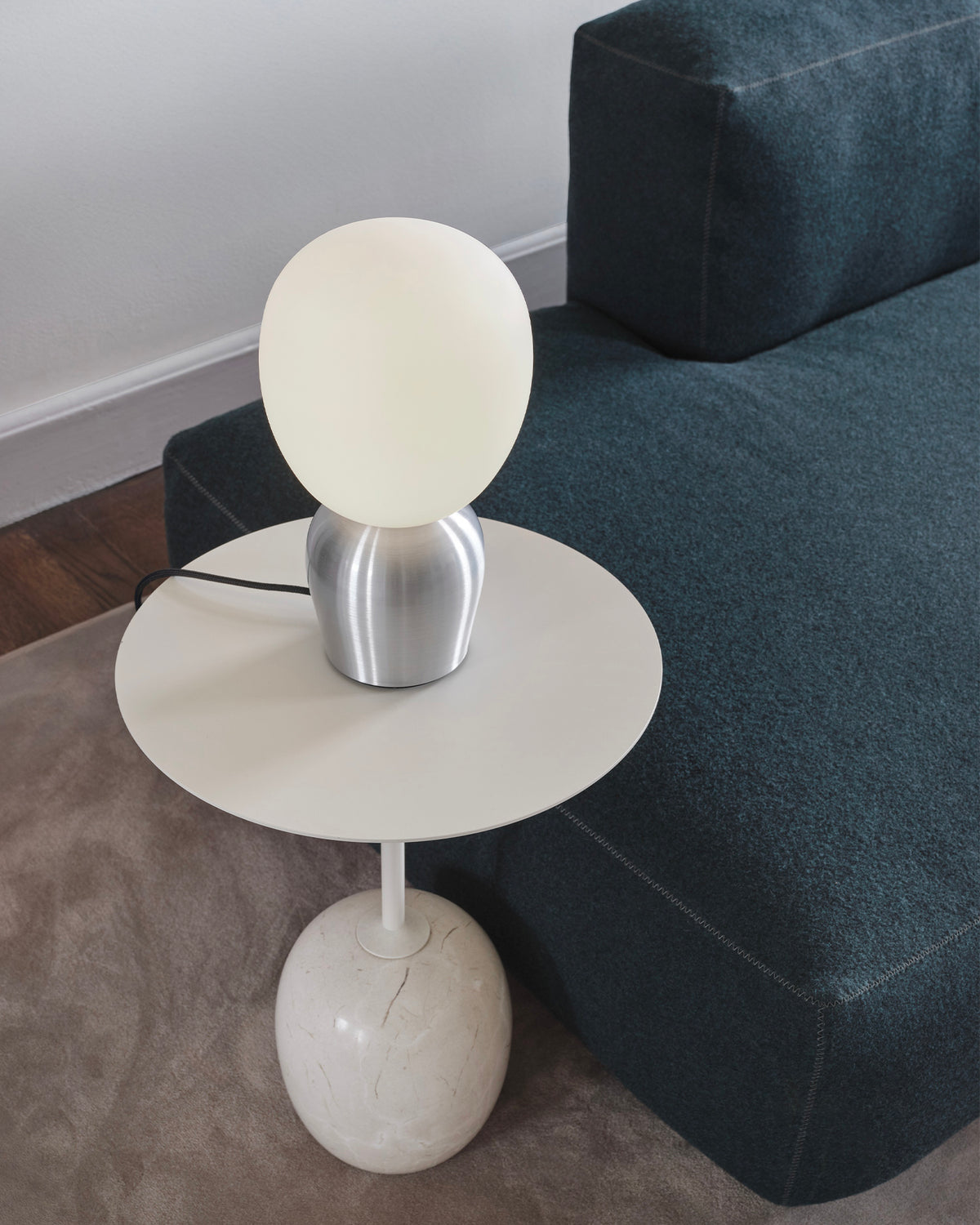 Lampada da tavolo in metallo e vetro opalino Buddy