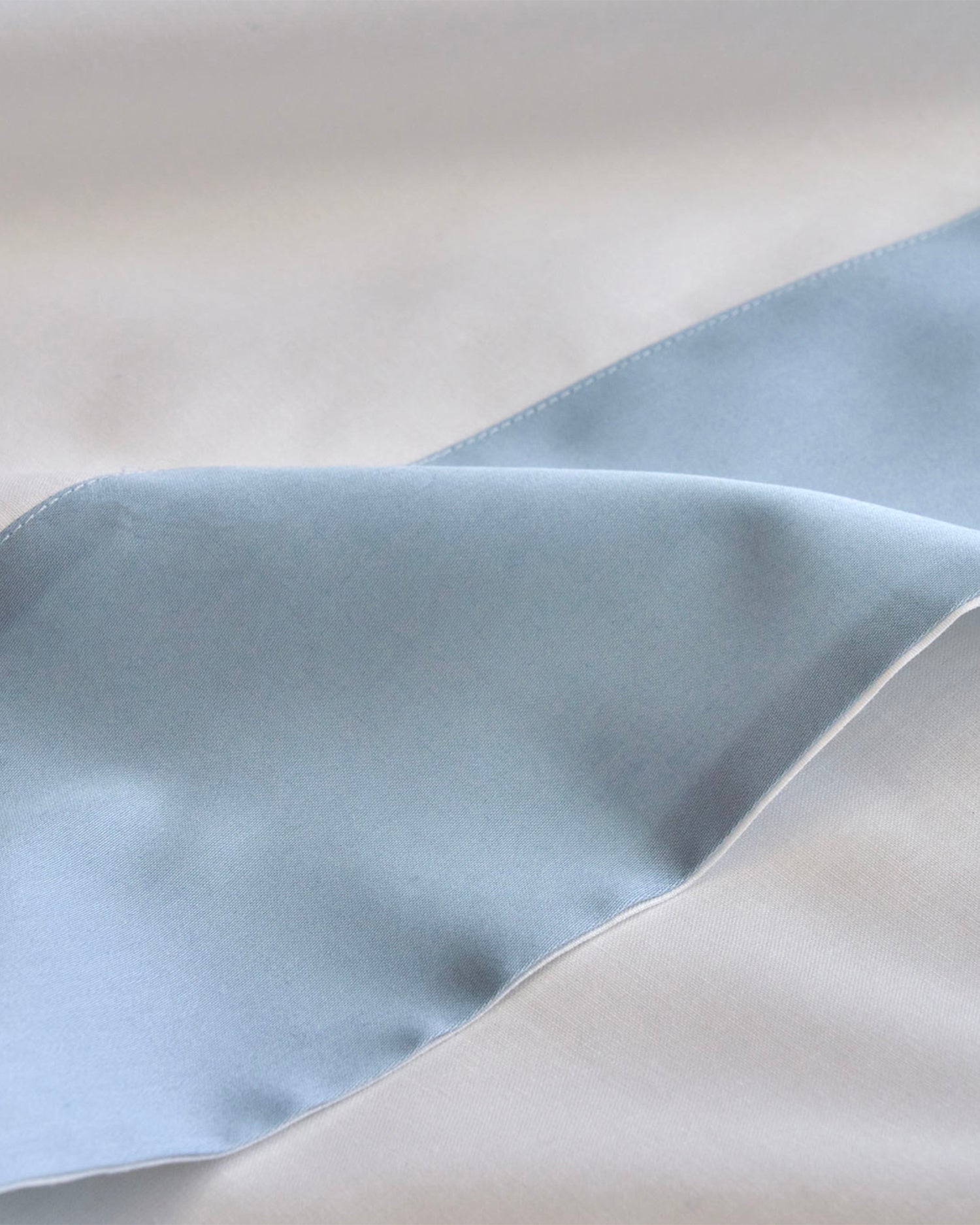 Completo letto in cotone con balze in raso Diamante, 16 colori disponibili