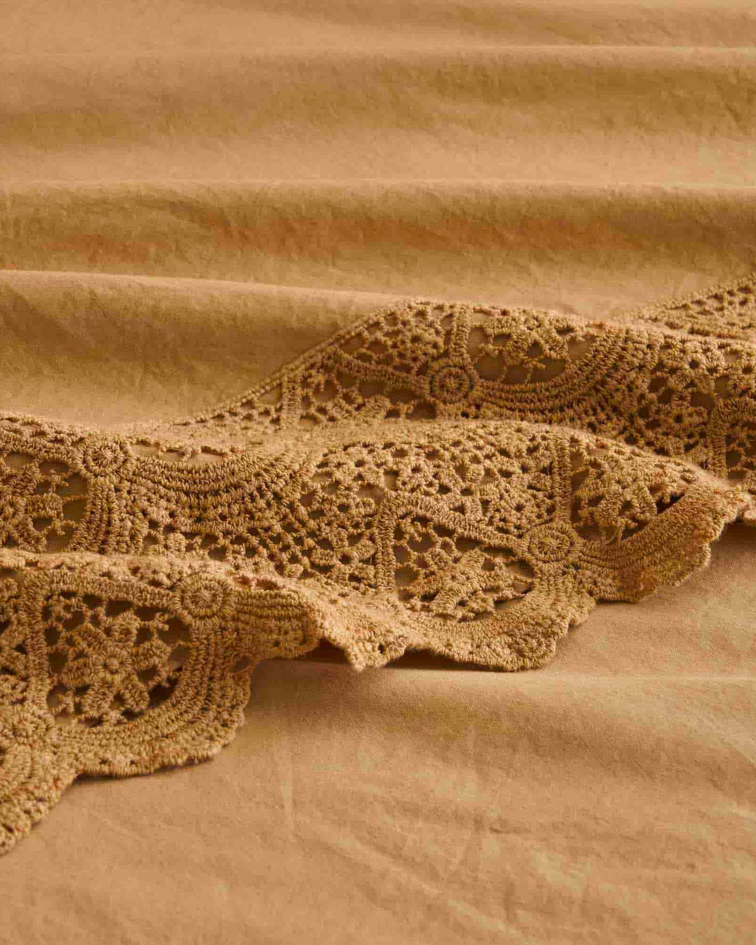 Completo letto matrimoniale in puro cotone con pizzo macramé Canastra, 13 colori disponibili