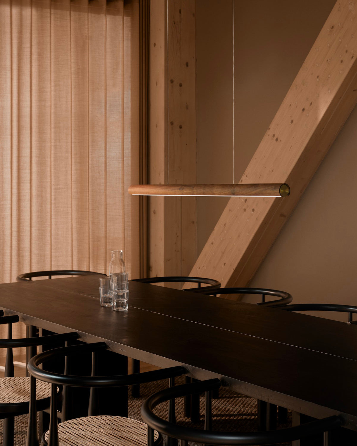 Lampada a sospensione in legno e ottone Akeno