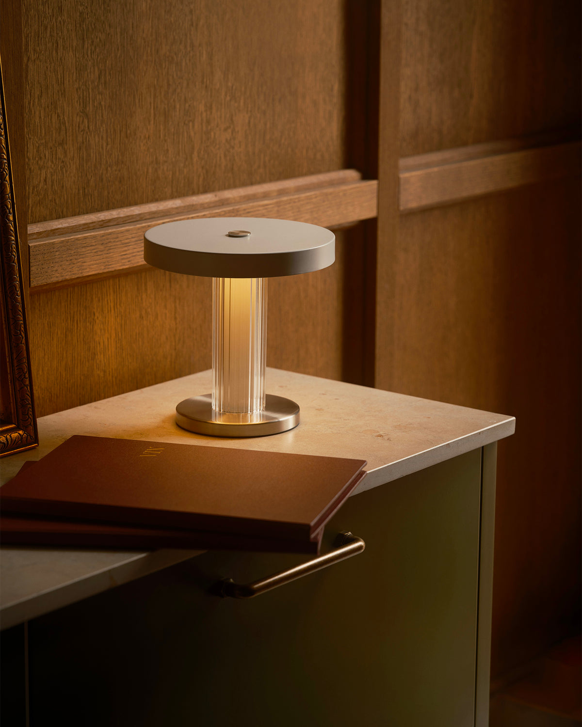 Lampada da tavolo portatile in vetro rigato Trezzi