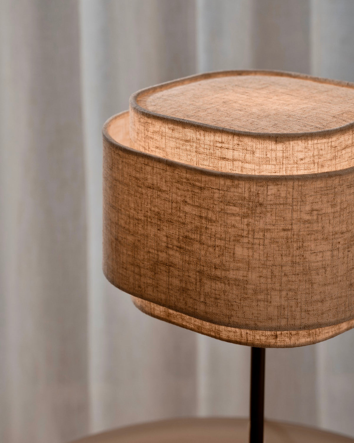 Lampada da tavolo in lino e ottone Takai