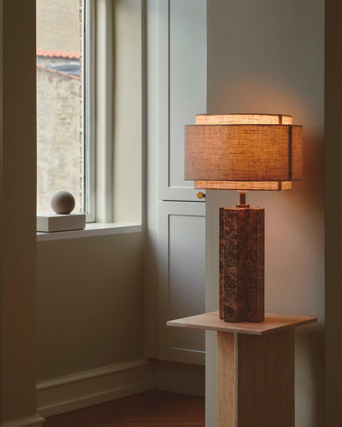 Lampada da tavolo in marmo e lino Takai
