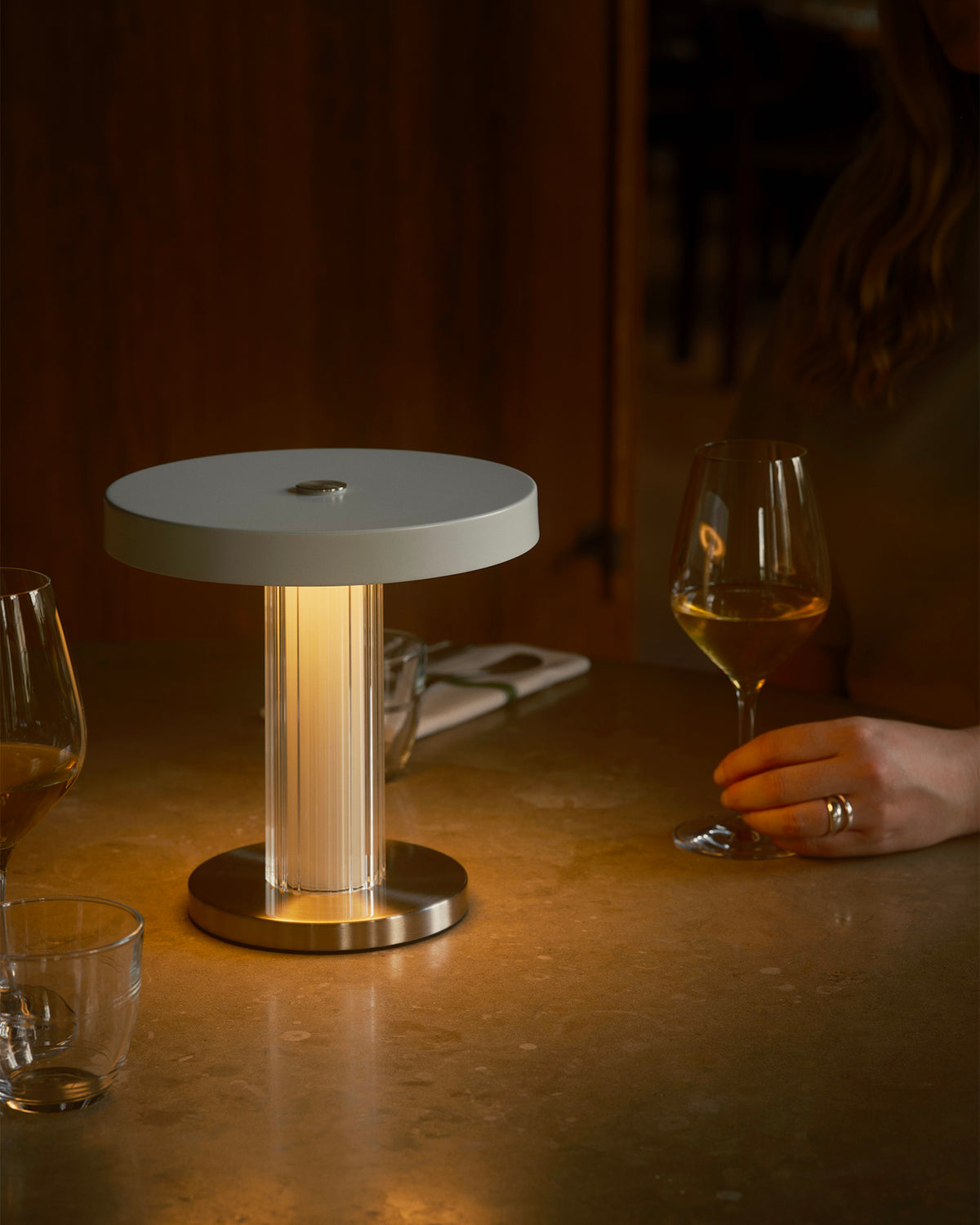 Lampada da tavolo portatile in vetro rigato Trezzi