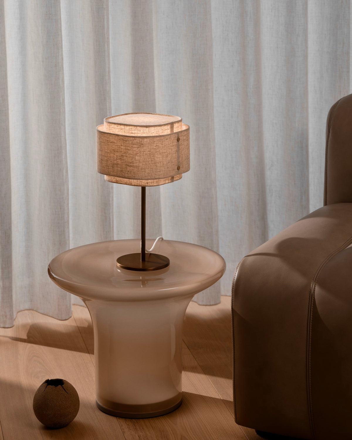 Lampada da tavolo in lino e ottone Takai
