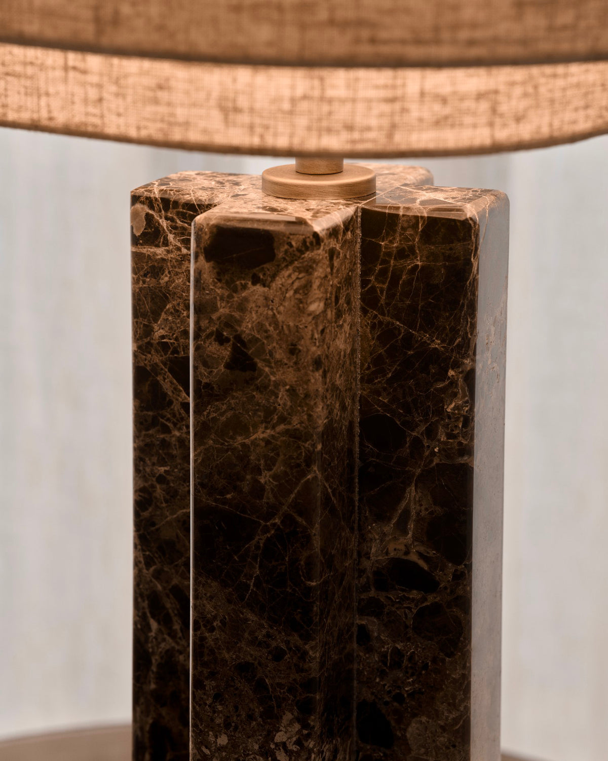 Lampada da tavolo in marmo e lino Takai