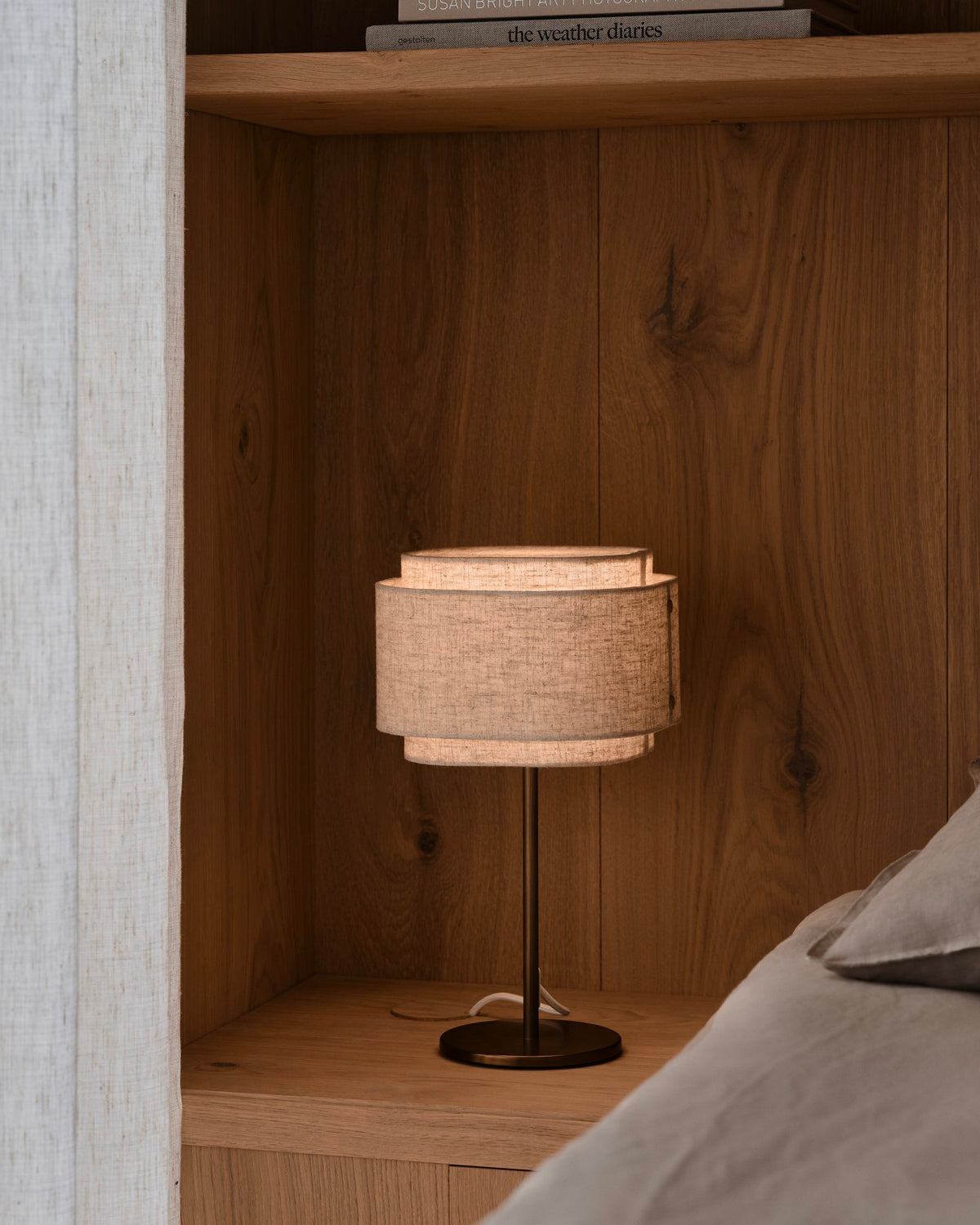 Lampada da tavolo in lino e ottone Takai