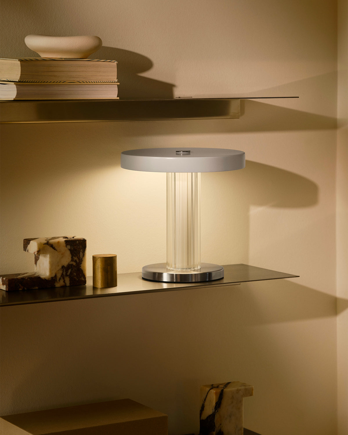 Lampada da tavolo portatile in vetro rigato Trezzi