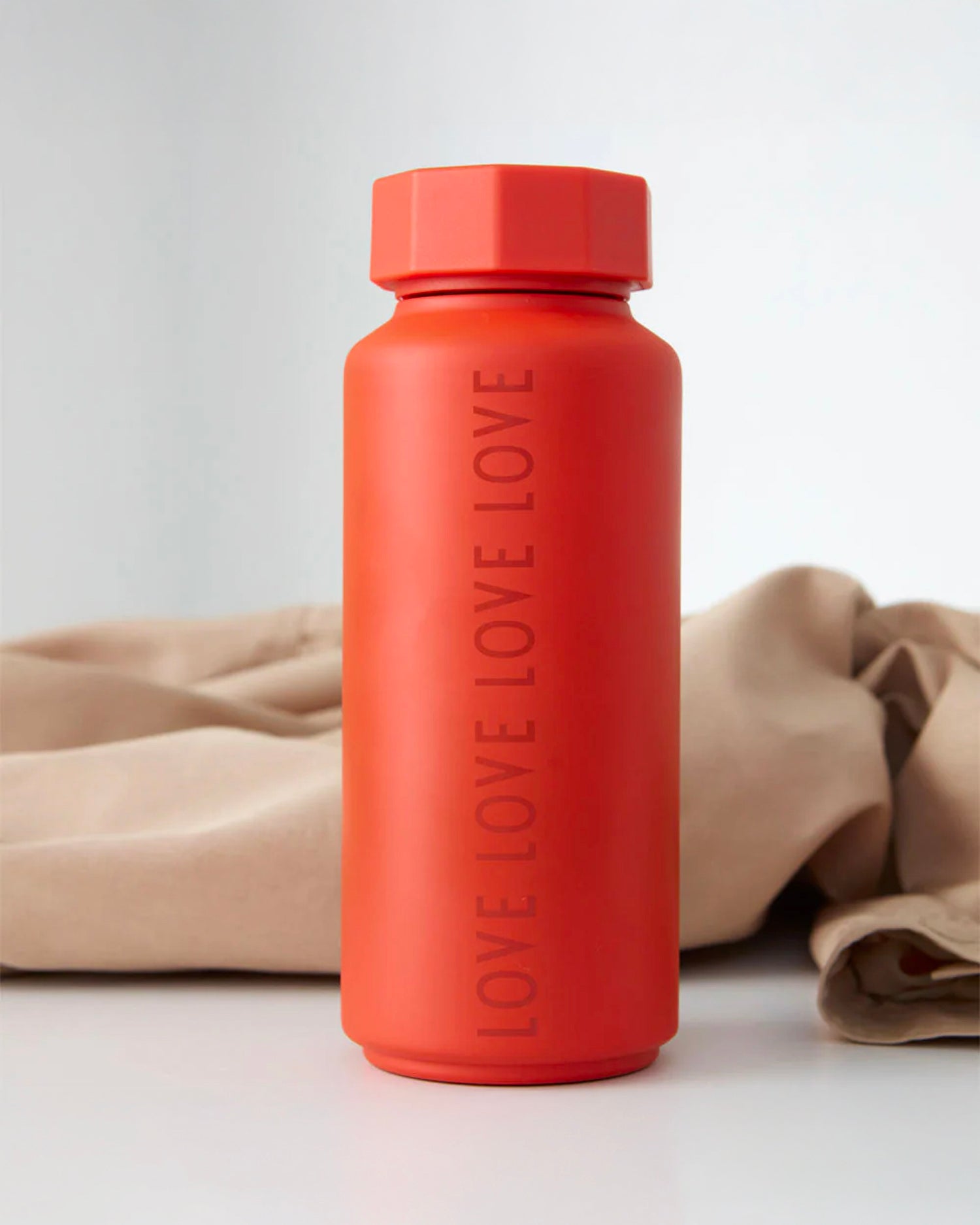 Bottiglia termica di design con scritta "Love" in acciaio