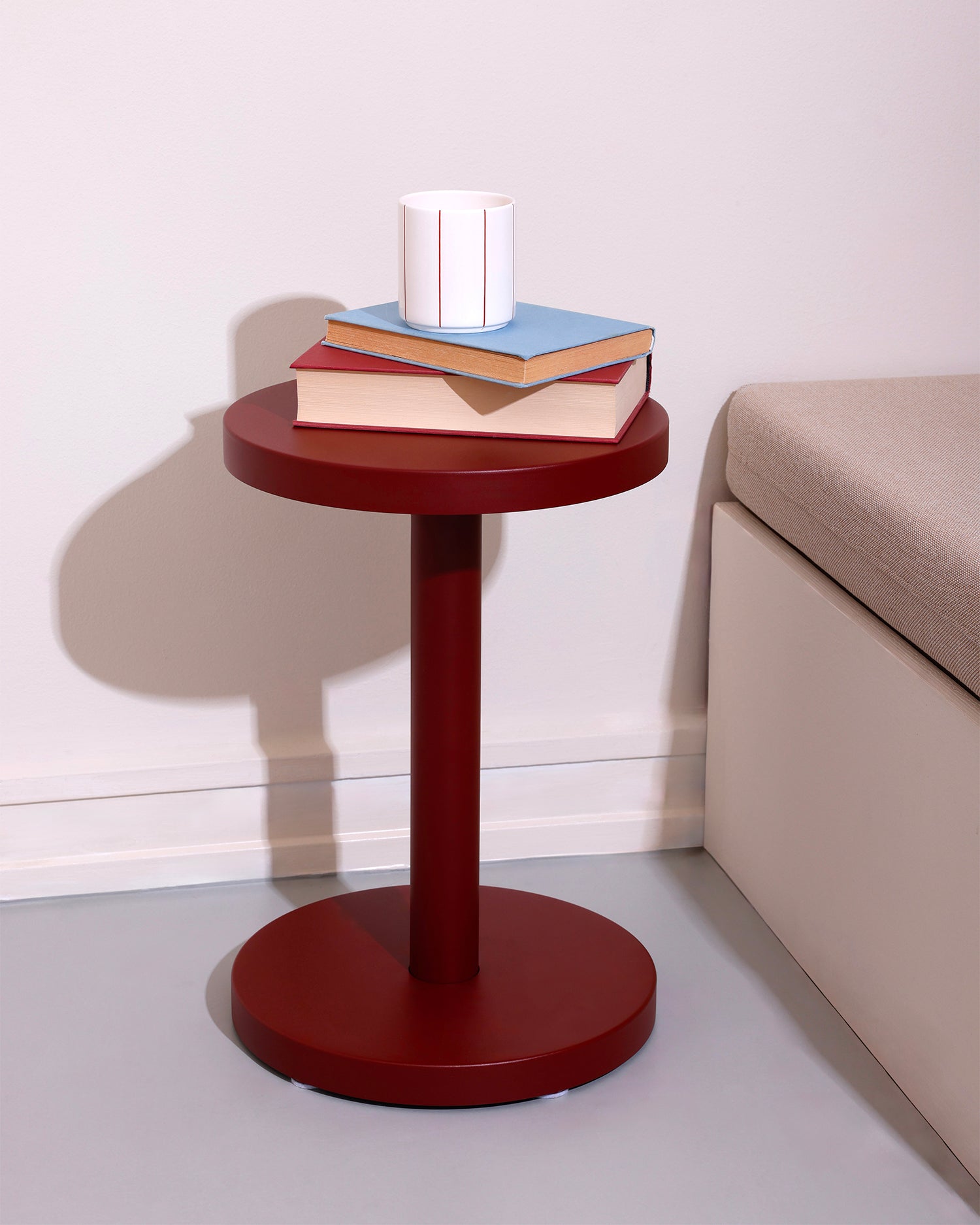 Tavolino rotondo in metallo Trisse