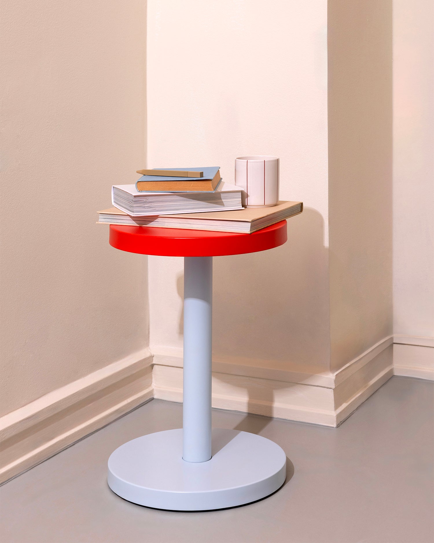 Tavolino rotondo in metallo Trisse