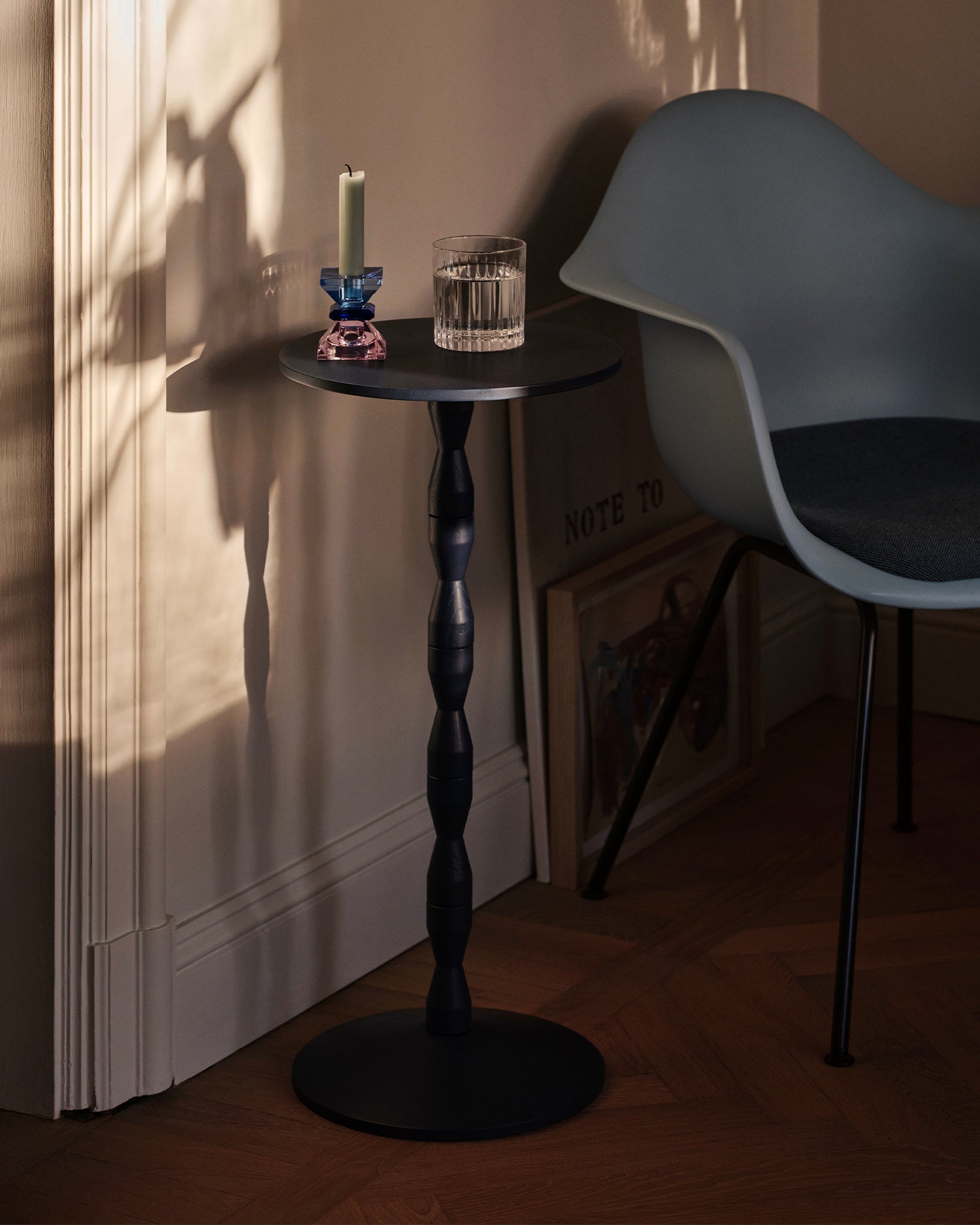 Tavolino in legno di rovere Pedestal, blu