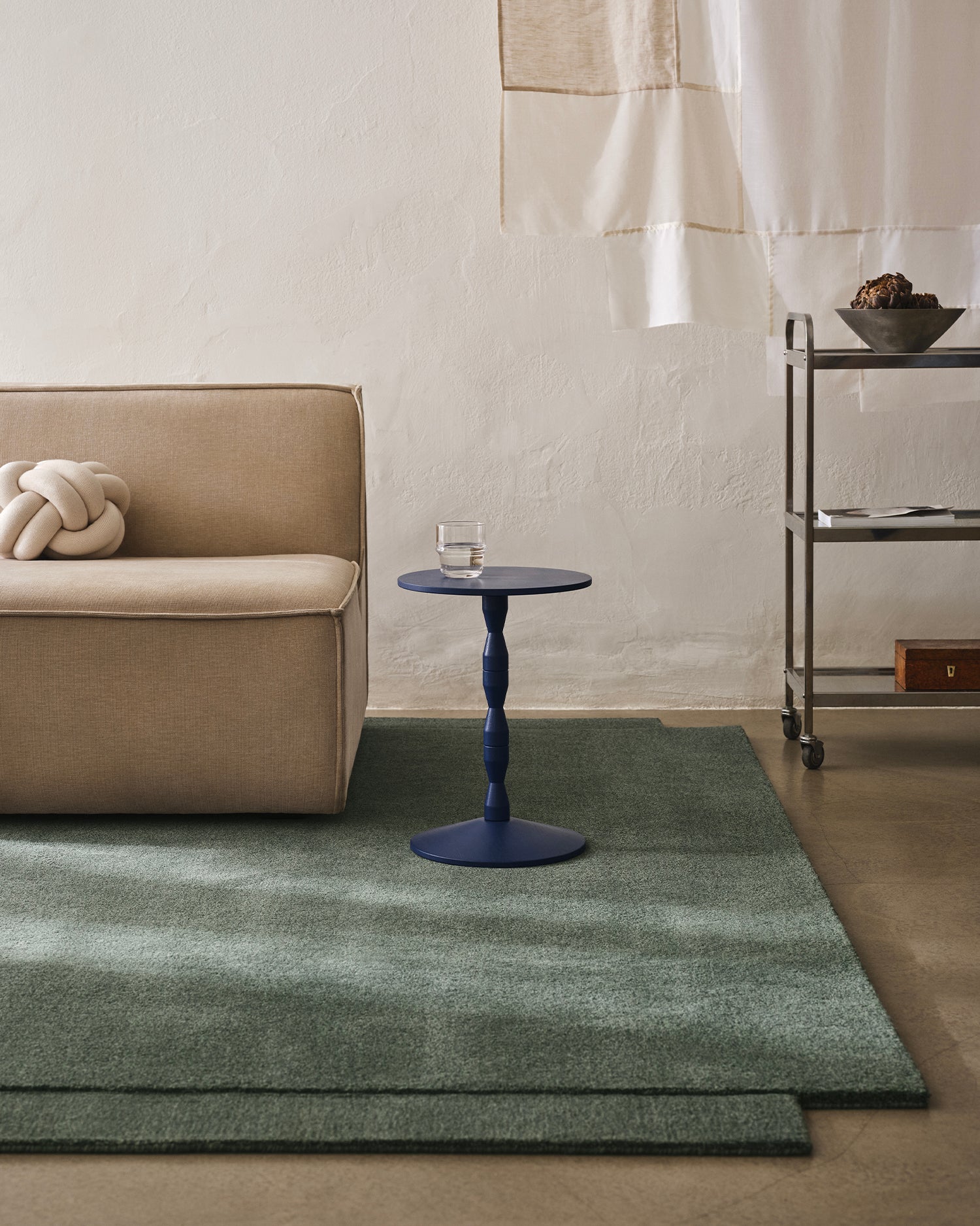 Tavolino in legno di rovere Pedestal, blu