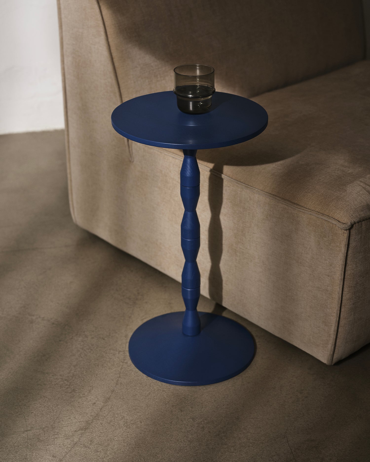 Tavolino in legno di rovere Pedestal, blu