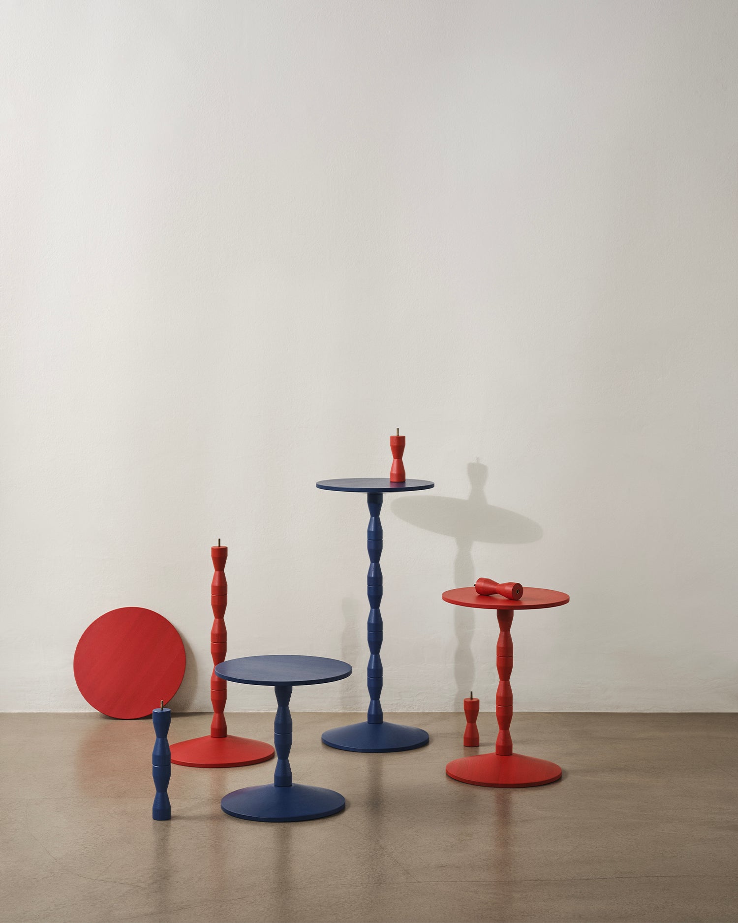 Tavolino in legno di rovere Pedestal, rosso