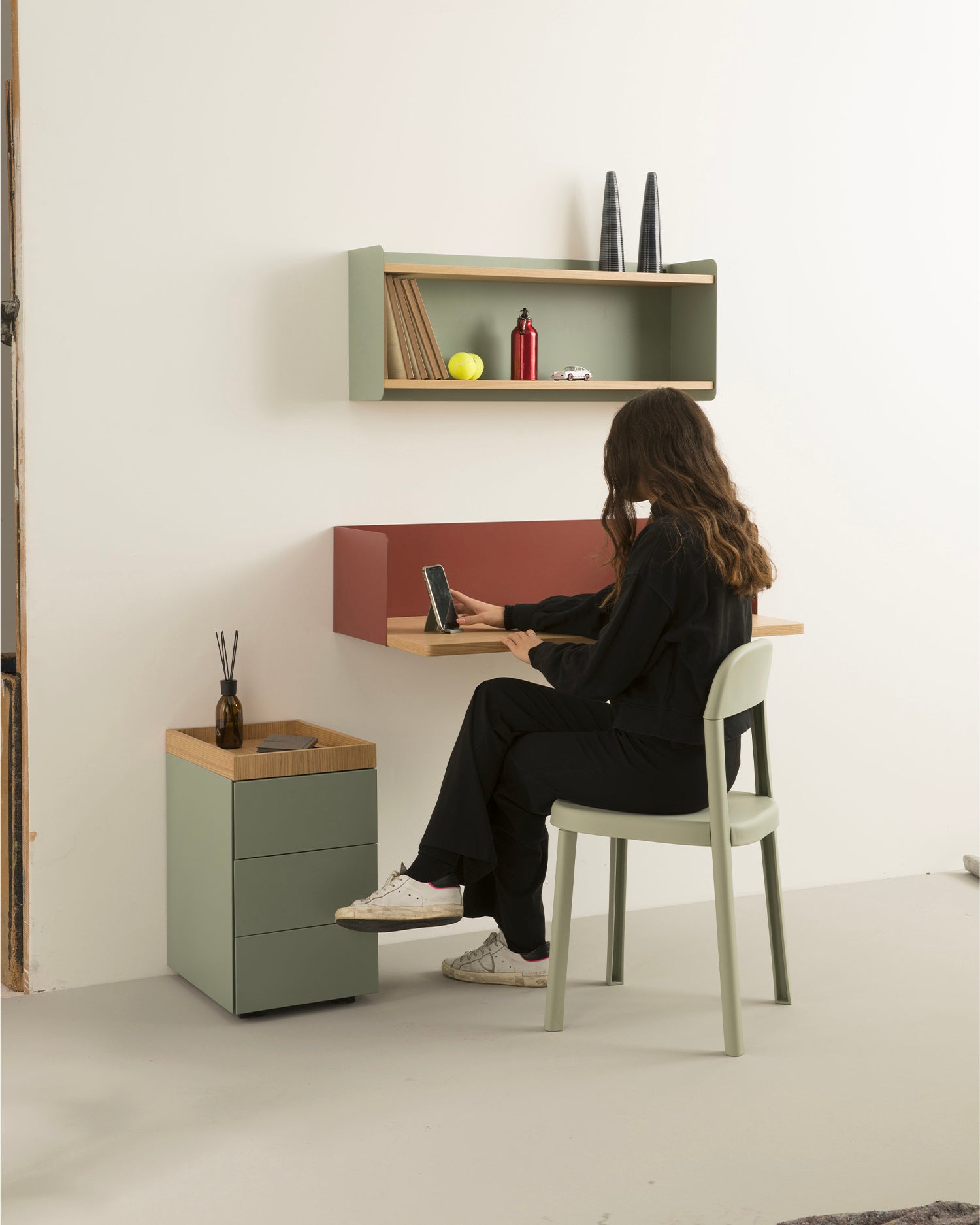 Scrivania da parete in metallo Desky