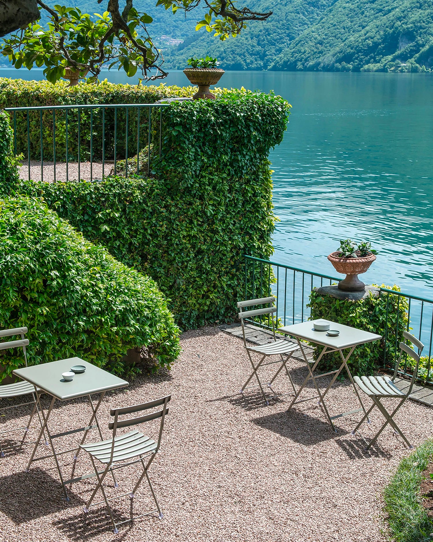 Tavolo da esterno piegevole in acciaio Arc en Ciel