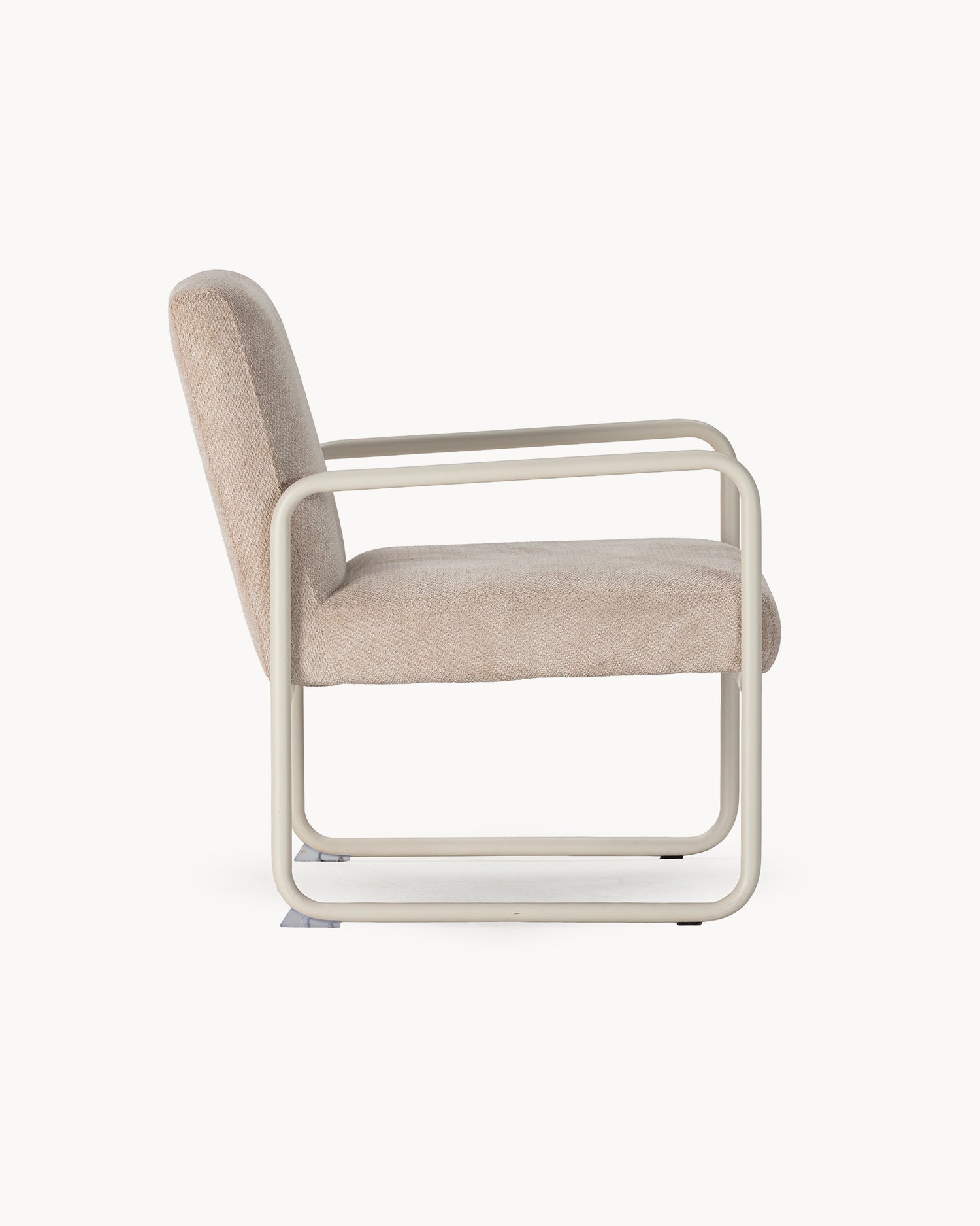 Poltrona imbottita in ciniglia Vince crema Essential Design
