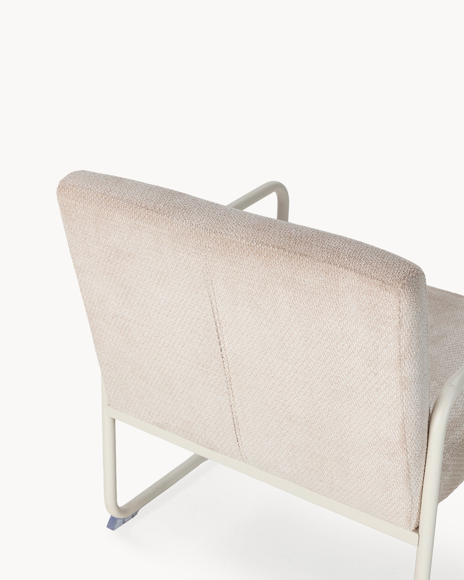 Poltrona imbottita in ciniglia Vince crema Essential Design