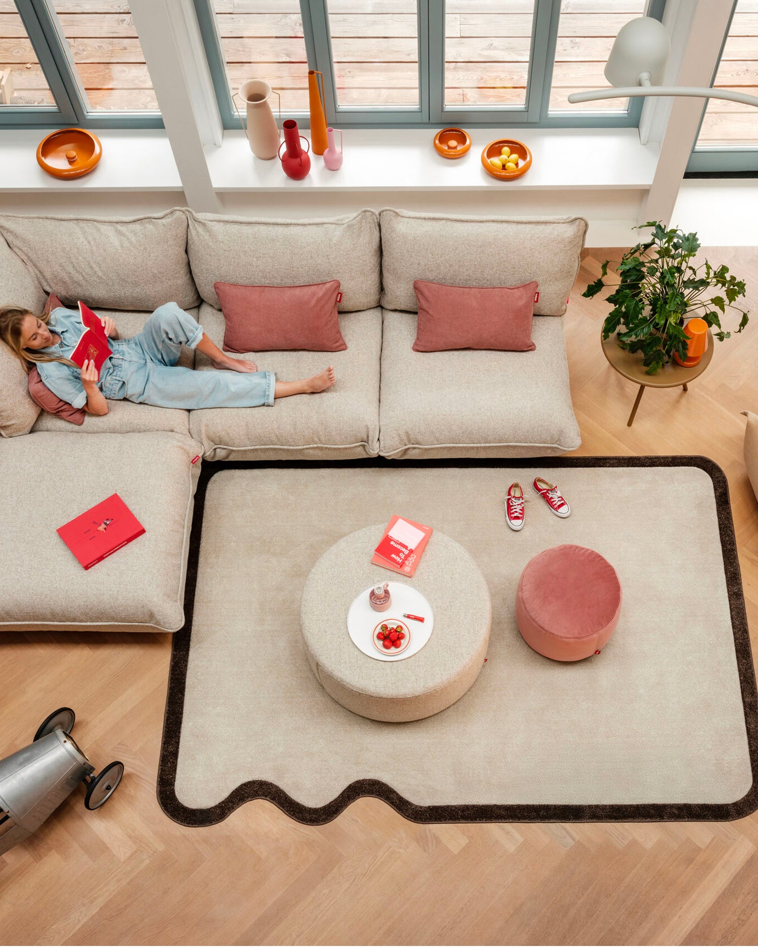 Tappeto di design con bordo ondulato Not Straight Left