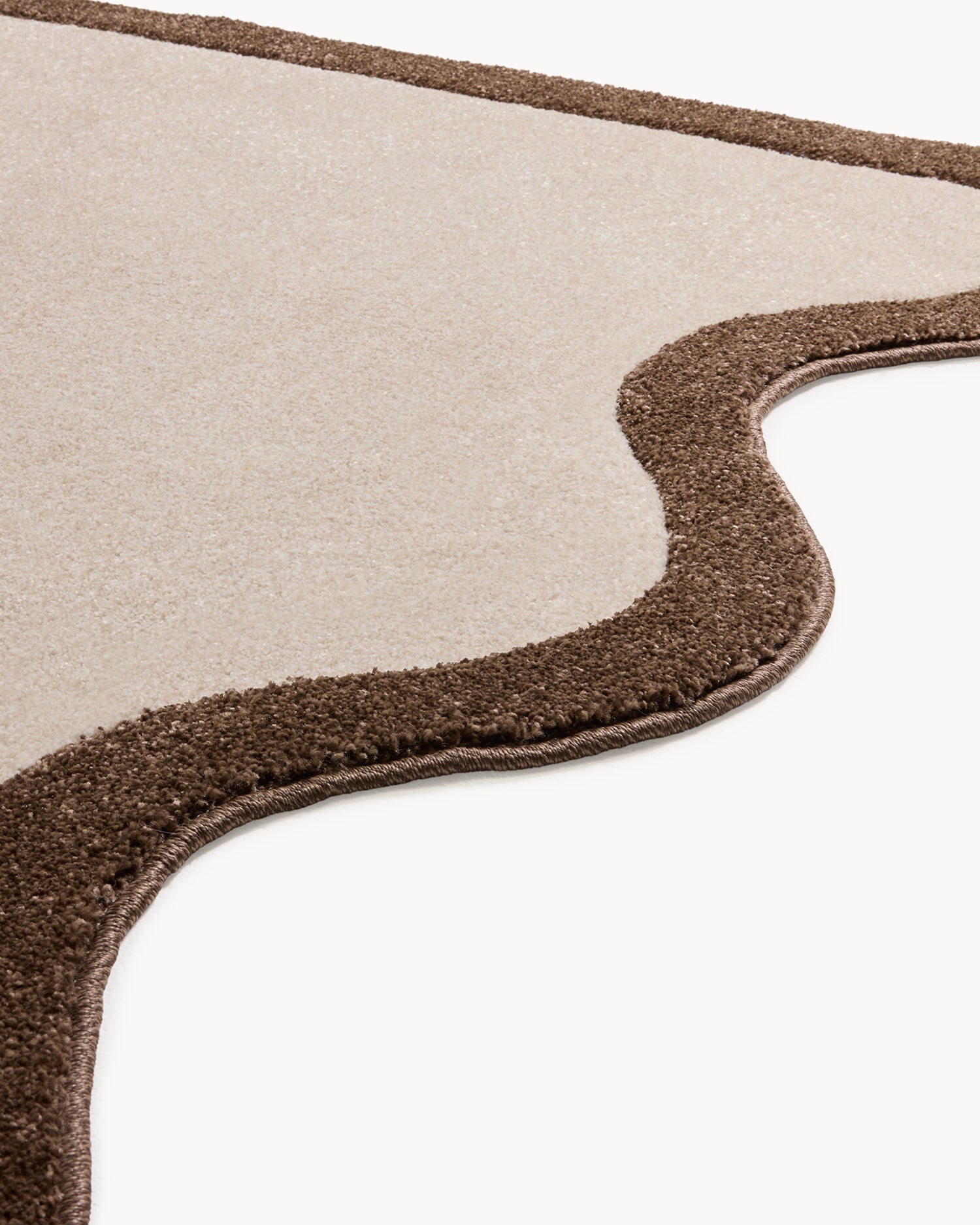 Tappeto di design con bordo ondulato Not Straight Left