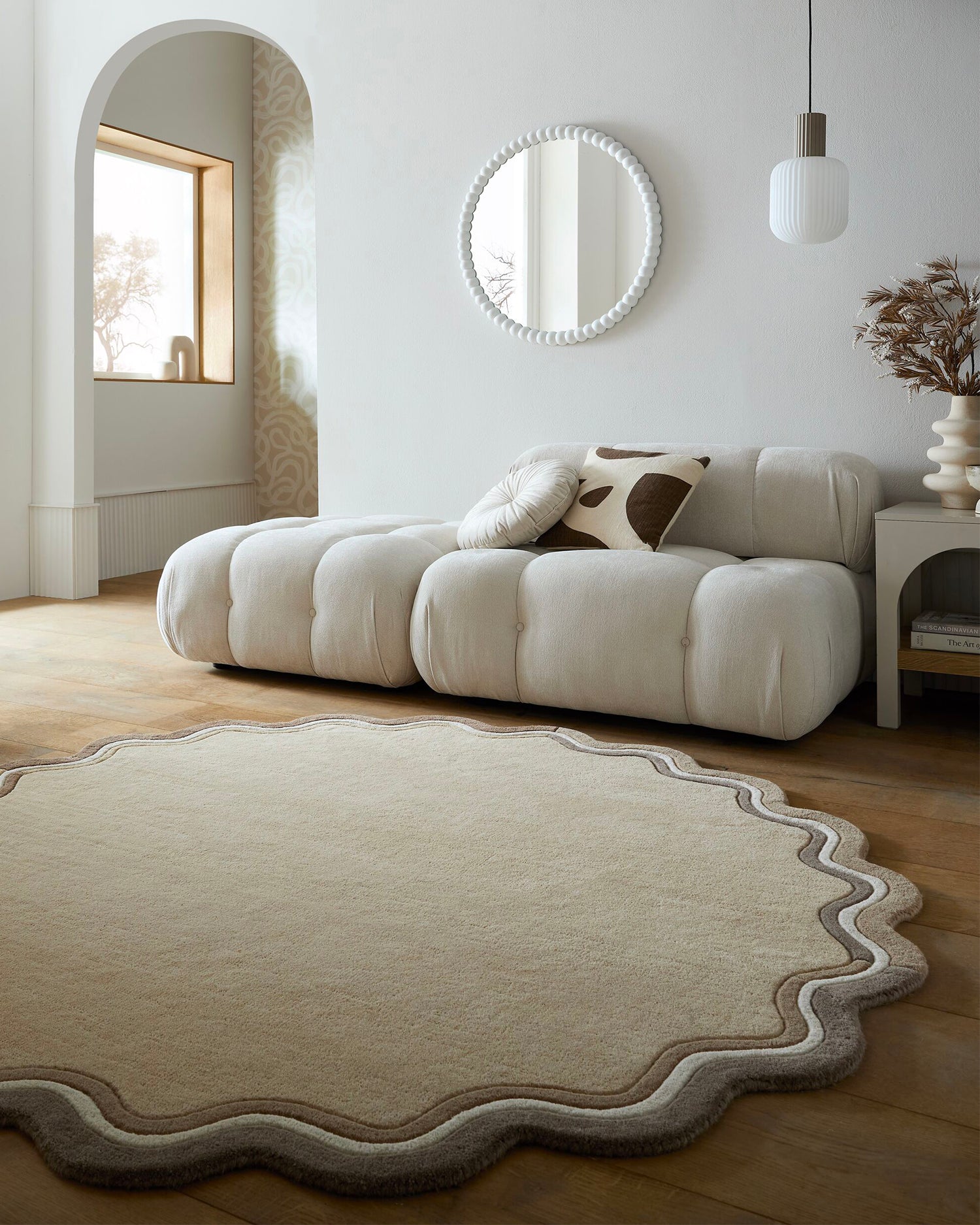 Tappeto rotondo in lana con bordo smerlato Leo