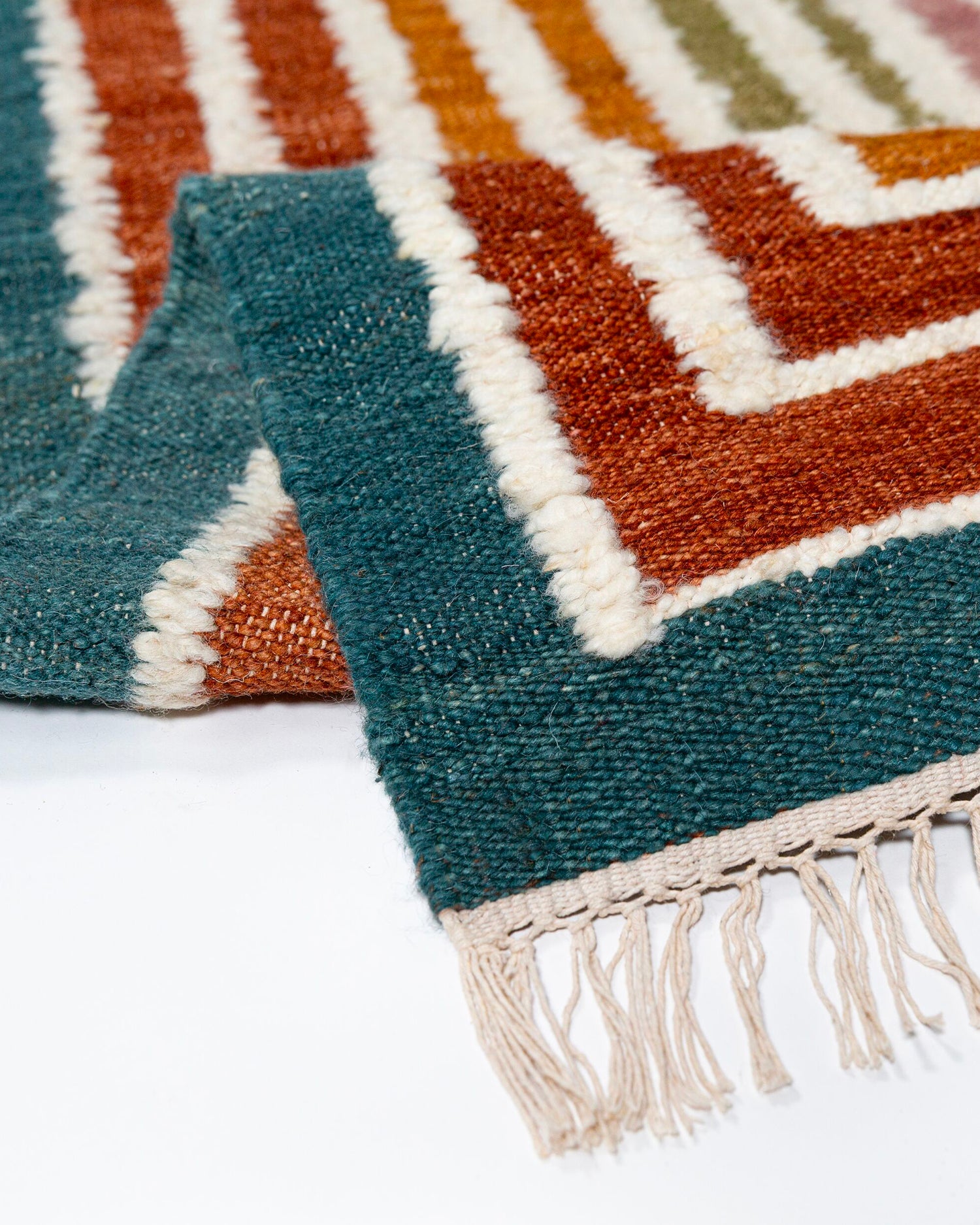 Tappeto fatto a mano in lana Frame