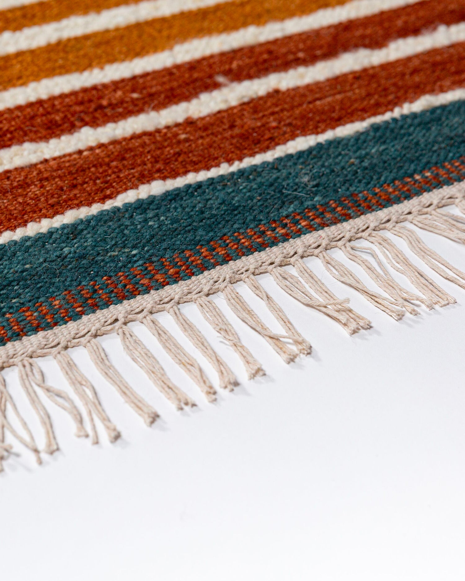 Tappeto fatto a mano in lana Frame