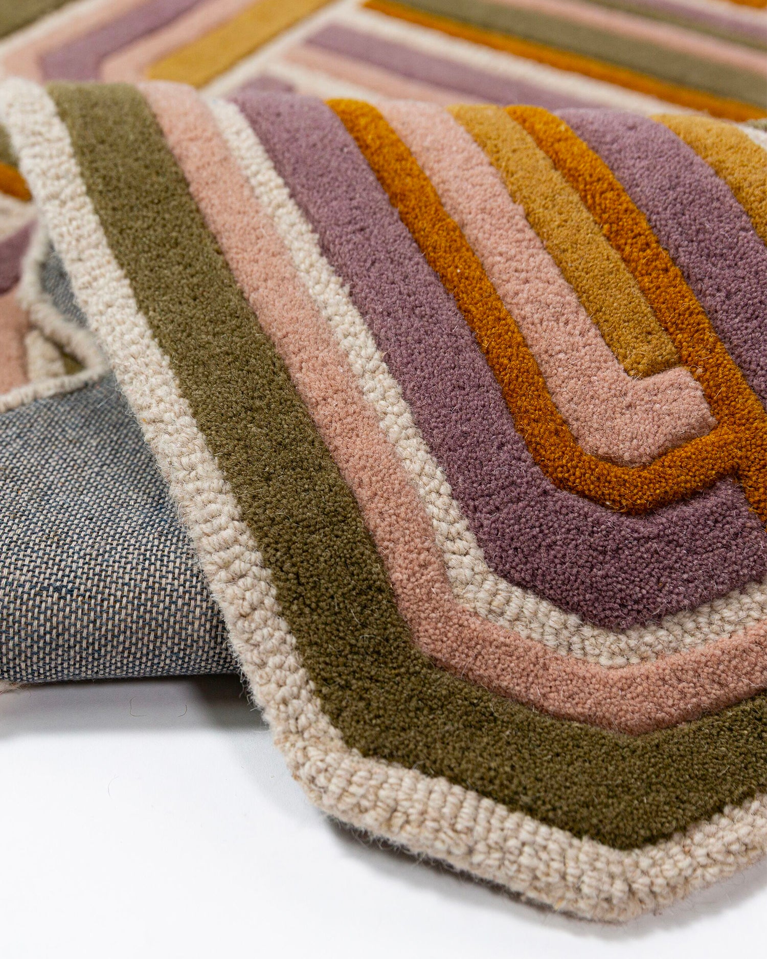 Tappeto fatto a mano in lana Linea