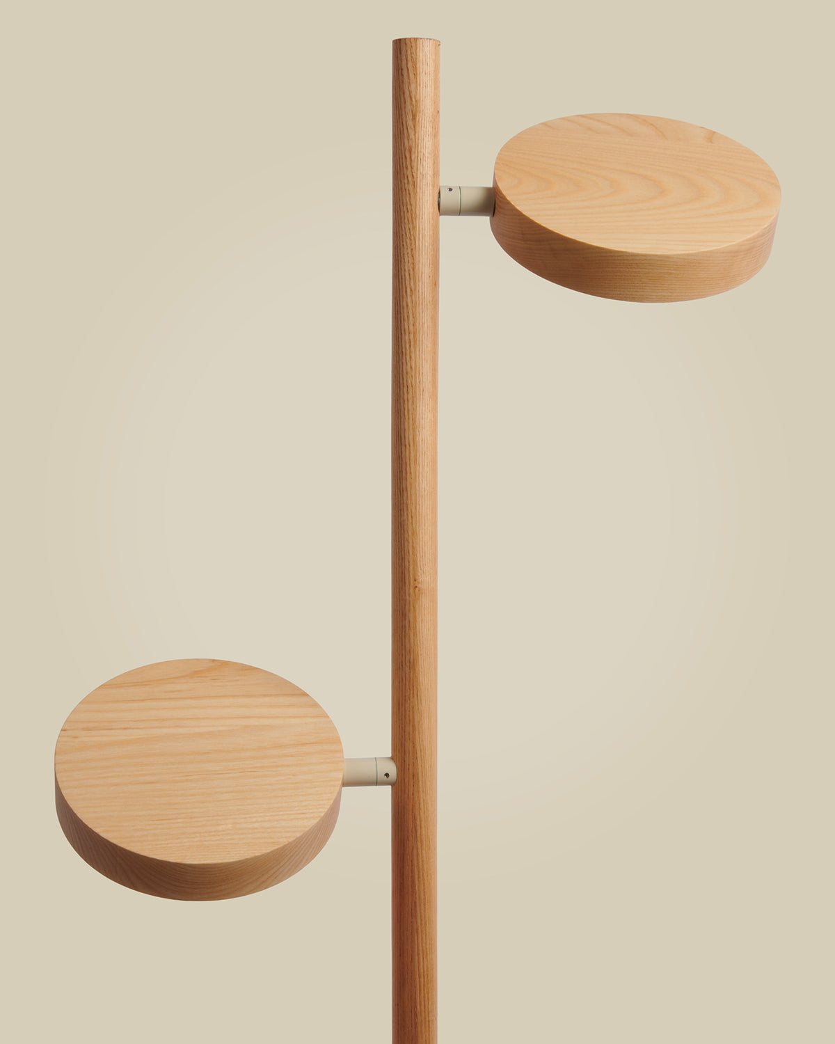 Lampada da terra a 2 luci in legno di frassino Okinawa