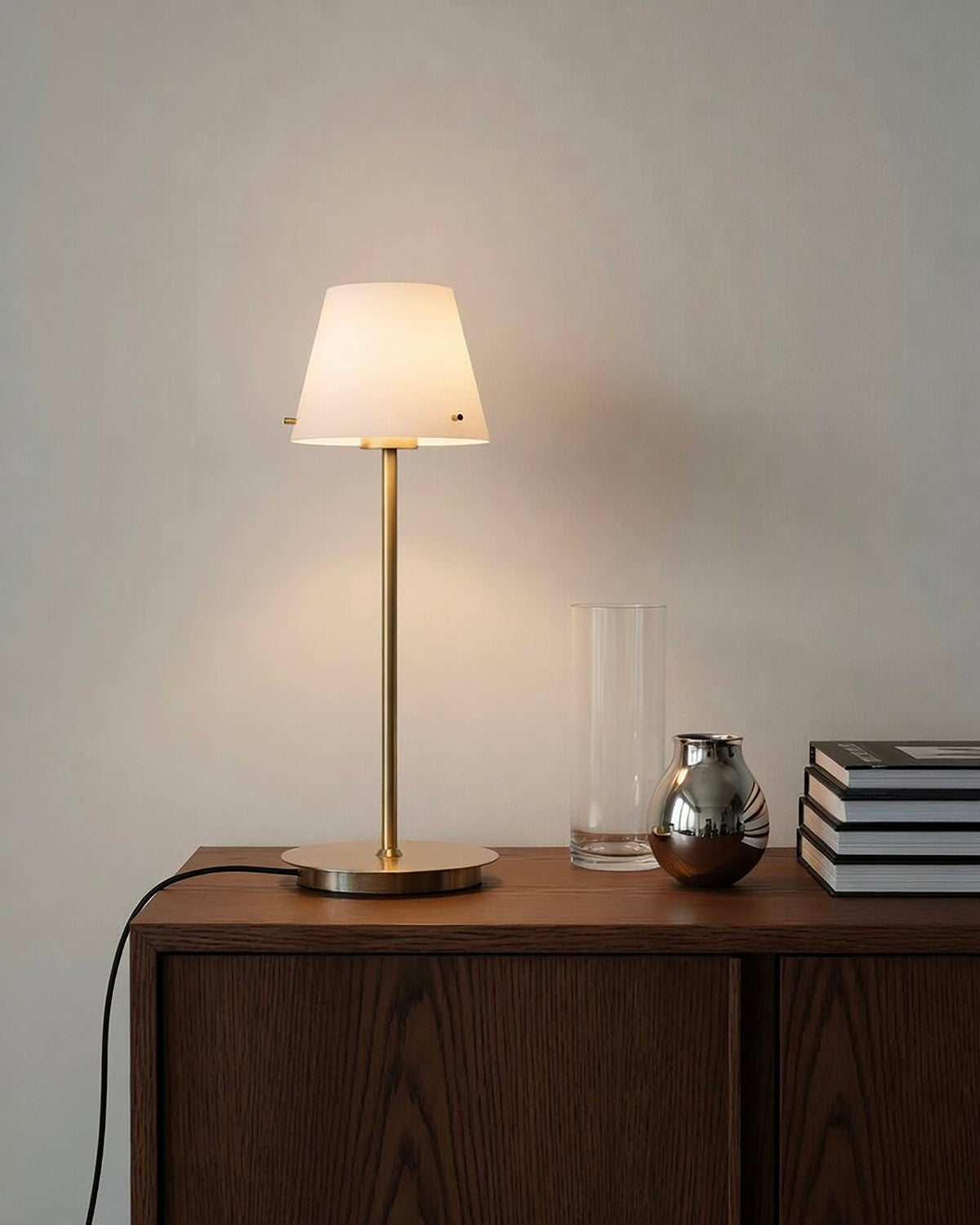Lampada da tavolo in metallo e vetro opalino Gil