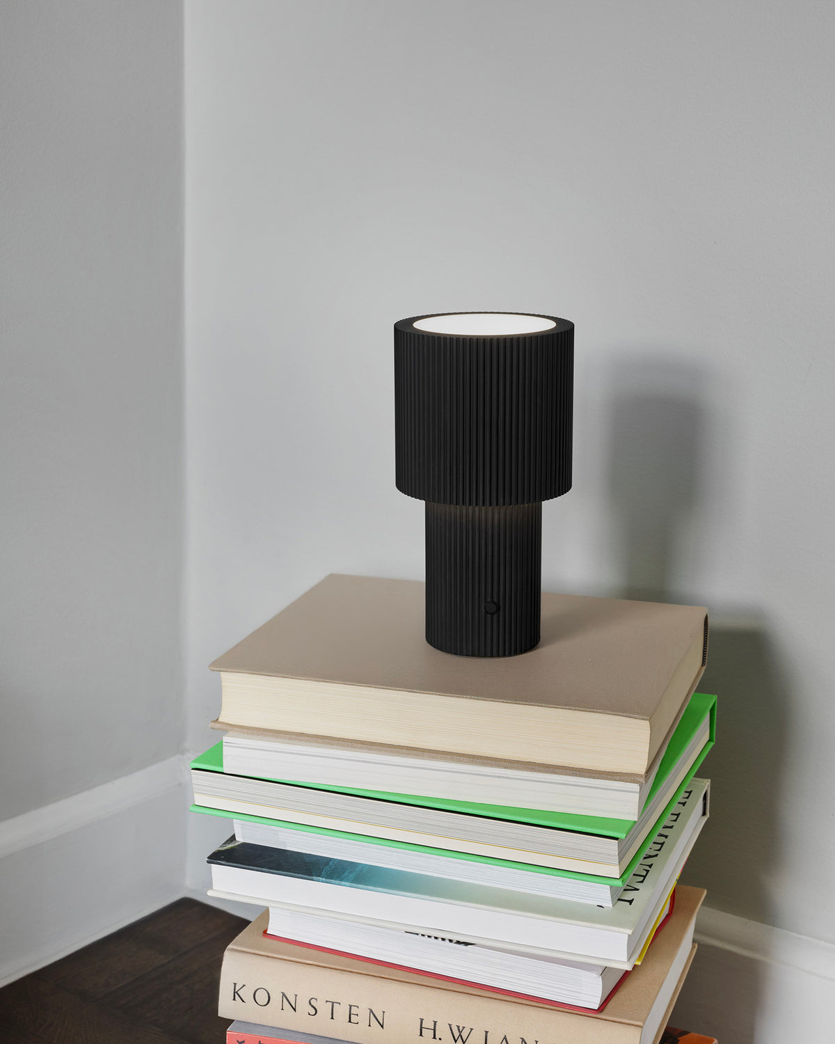 Lampada da tavolo portatile ricaricabile in alluminio Iluma