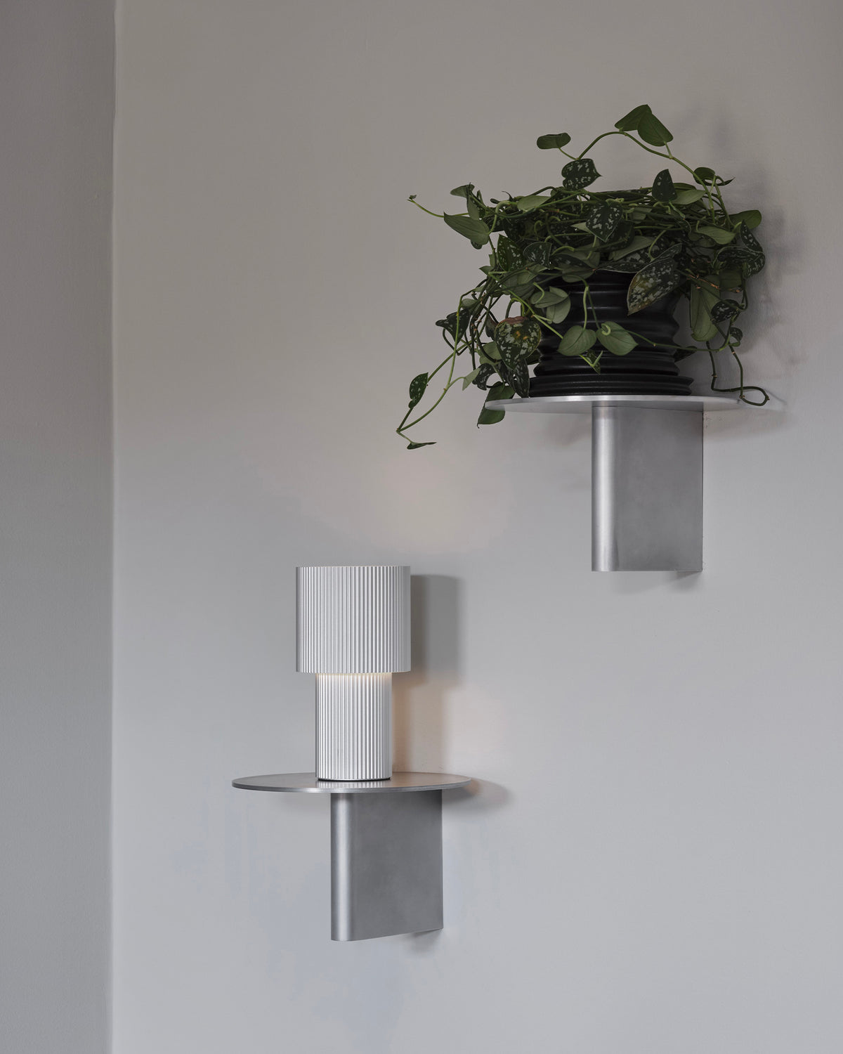 Lampada da tavolo portatile ricaricabile in alluminio Iluma