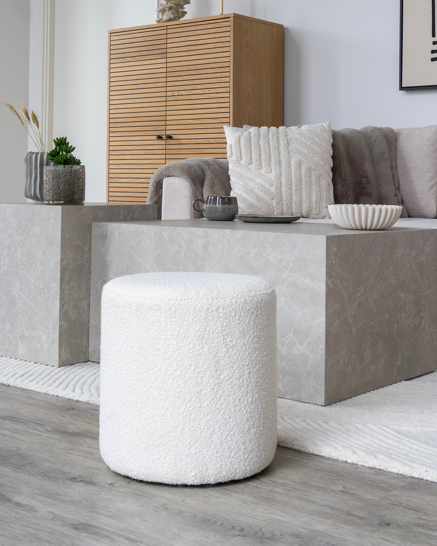 Pouf in bouclé Ejby, bianco