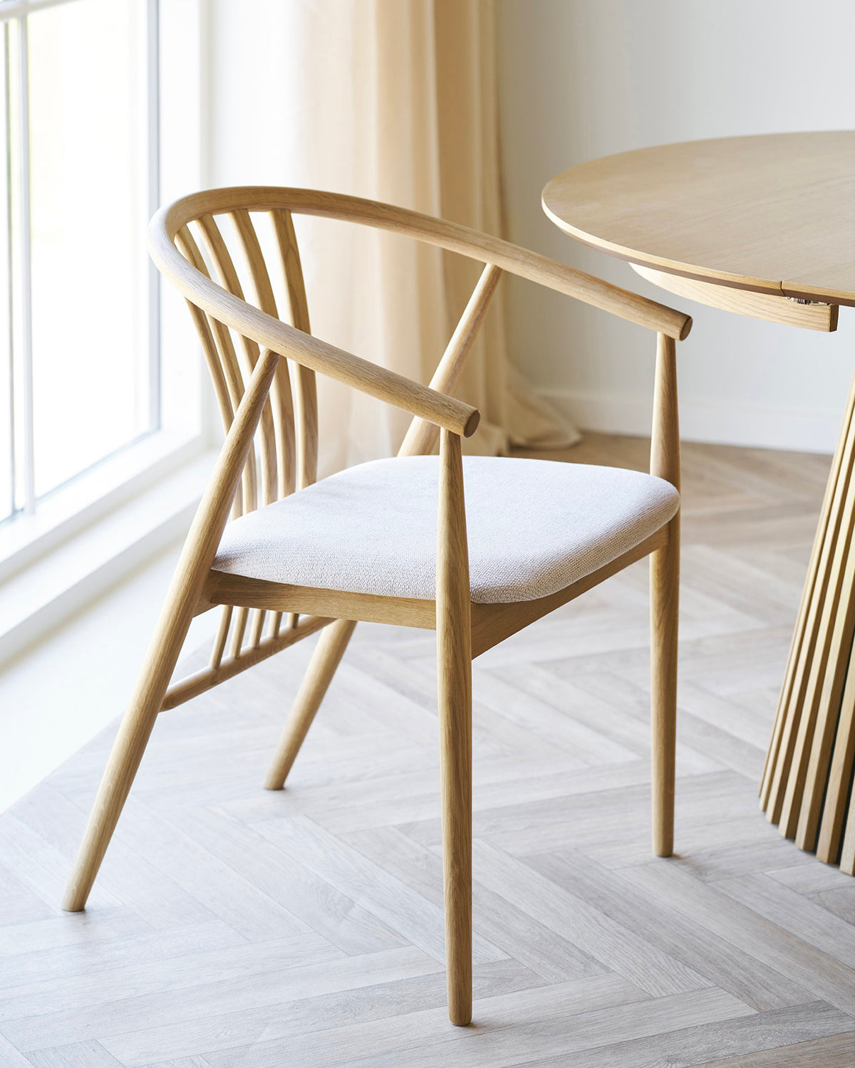 Set 2 sedie da pranzo in rovere con seduta in tessuto Agustin