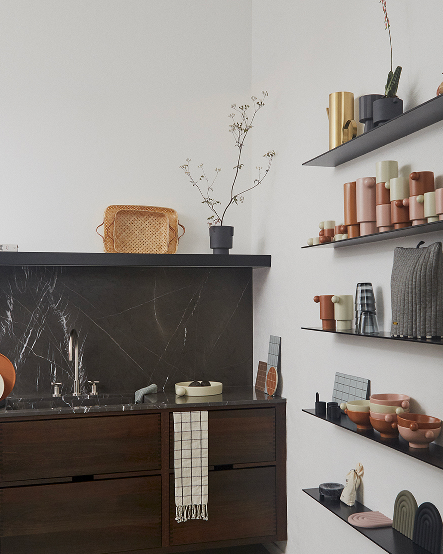 Portavaso in ceramica fatto a mano Inka Kana medio, antracite